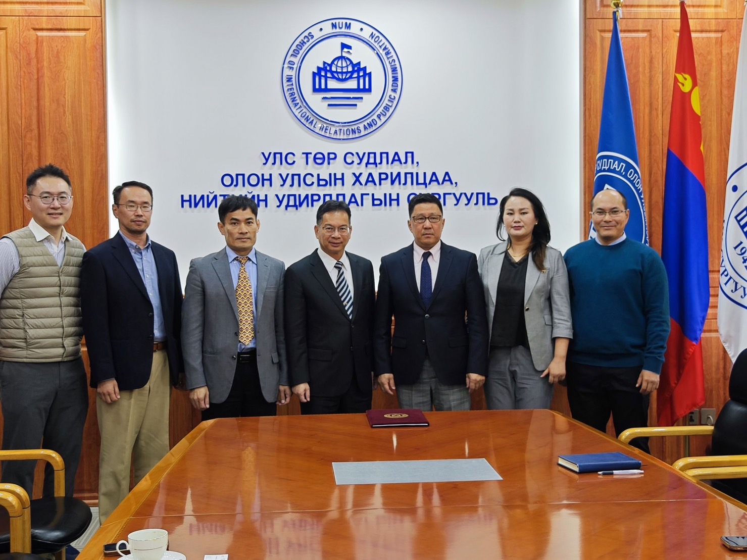 圖為亞大訪問團參訪蒙古國立大學,與該校研究與合作副校長Gombobaatar Sundev(右3)等合影。