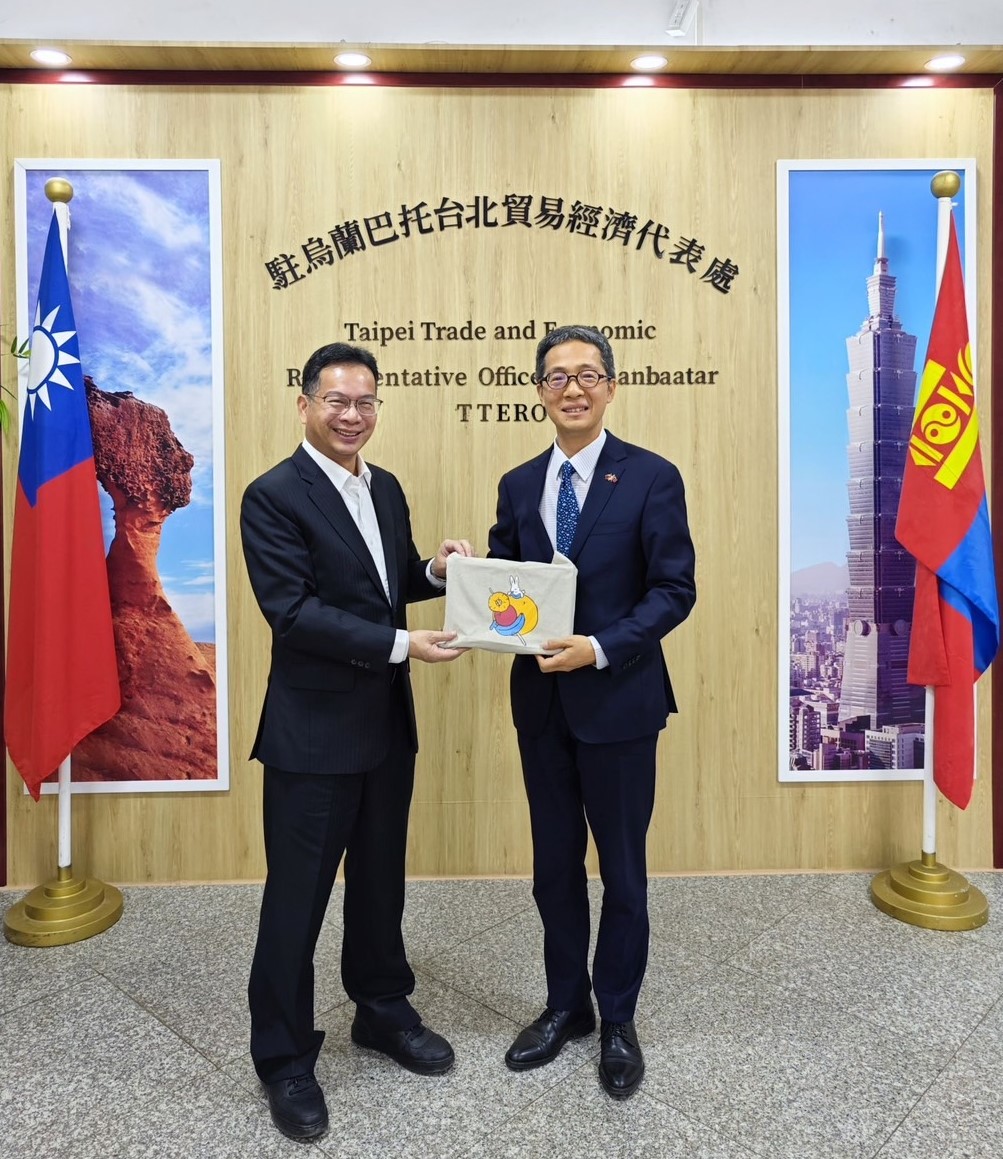 圖為亞大國際長歐仁和(左),拜會我國駐蒙古代表王凱右(右),討論台、蒙之間在學術交流情形。