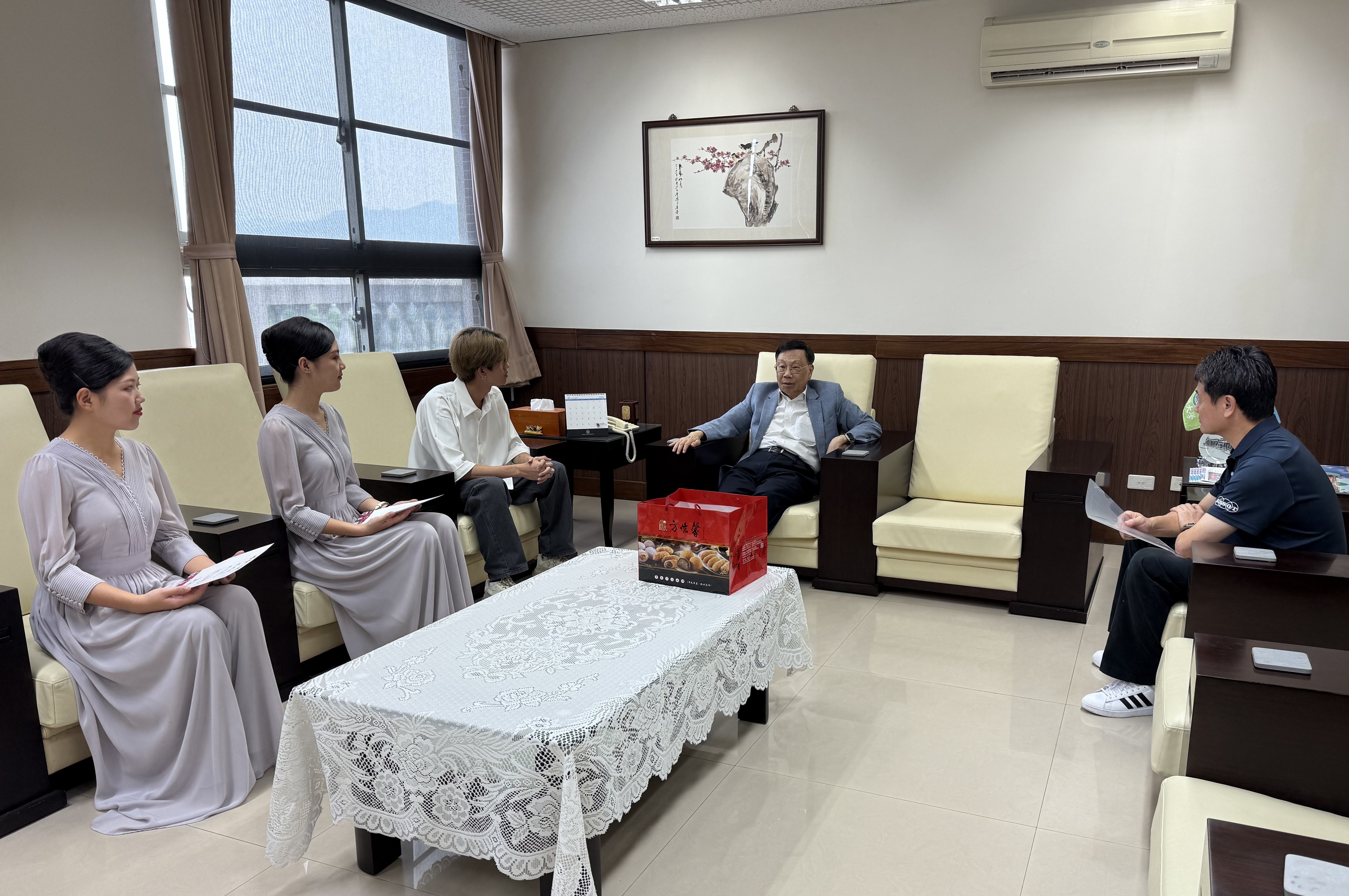 圖為蔡進發校長接見亞大親善大使社同學,鼓勵他們把握機會展現自我。