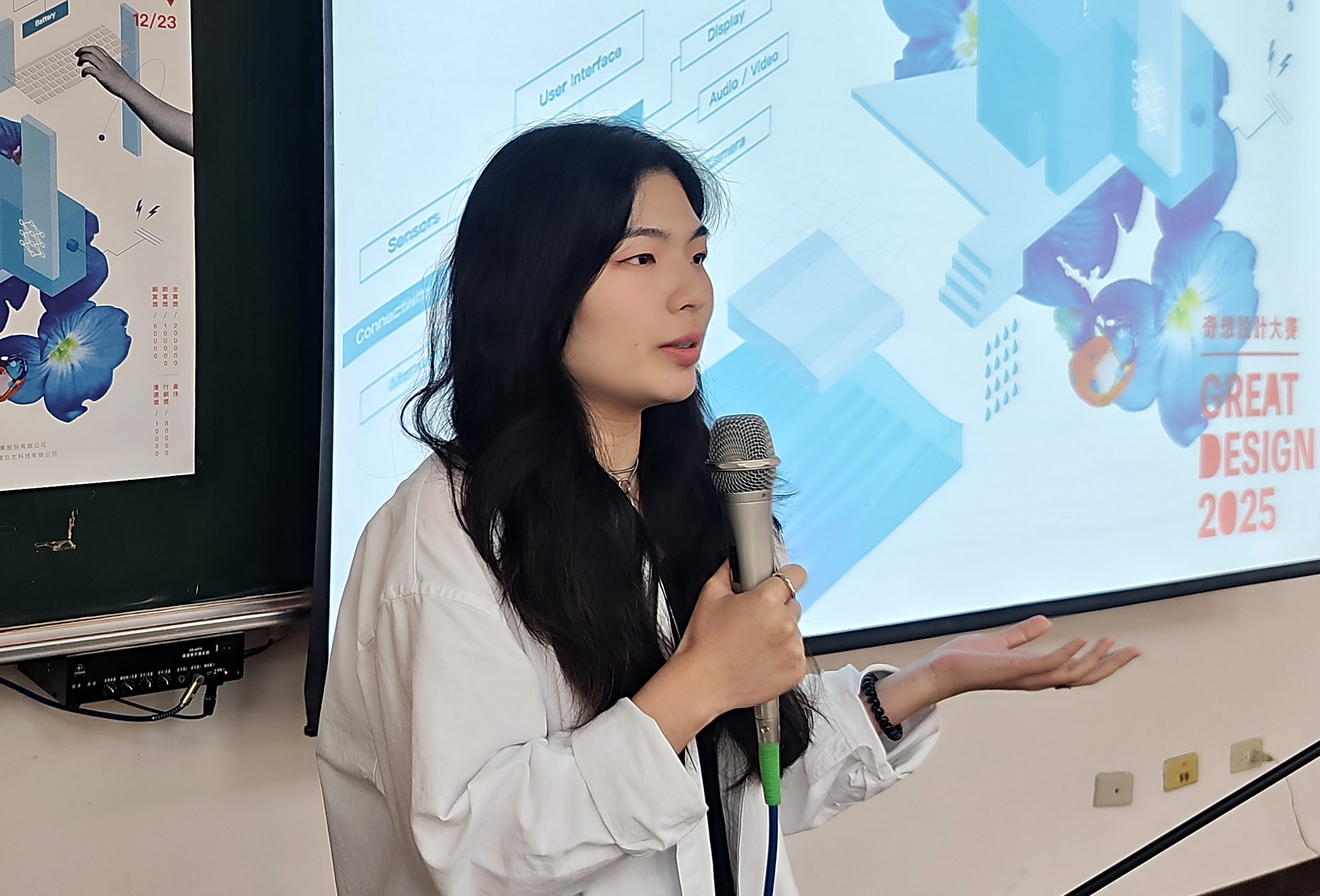 圖為明門實業平面設計師黃韻瑜,分享在設計中考慮到人本精神設計保護兒童安全。