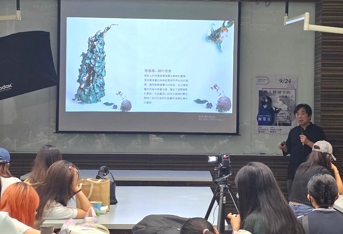 圖為福器飾物工作室創辦人何堂立,介紹作品與設計思考過程。