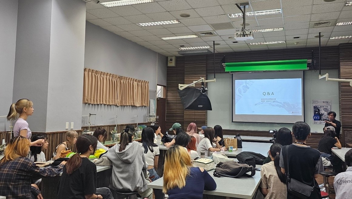 圖為福器飾物工作室創辦人何堂立(右),在講座上回答亞大時尚系同學的提問。