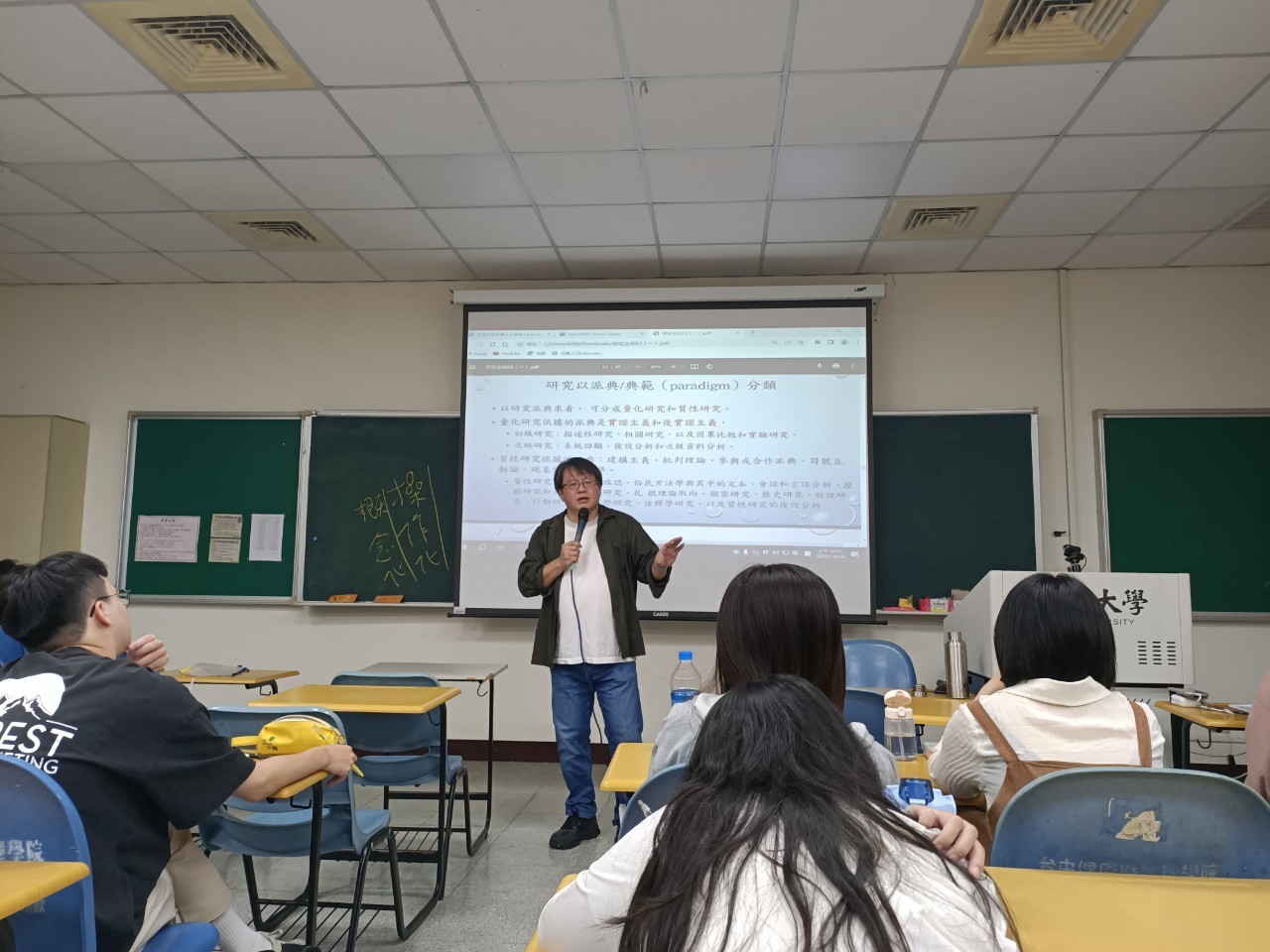 亞大社工系開設國考證照班,輔導同學通過國考。圖為該系施睿誼老師,在社工師證照班上課情形。