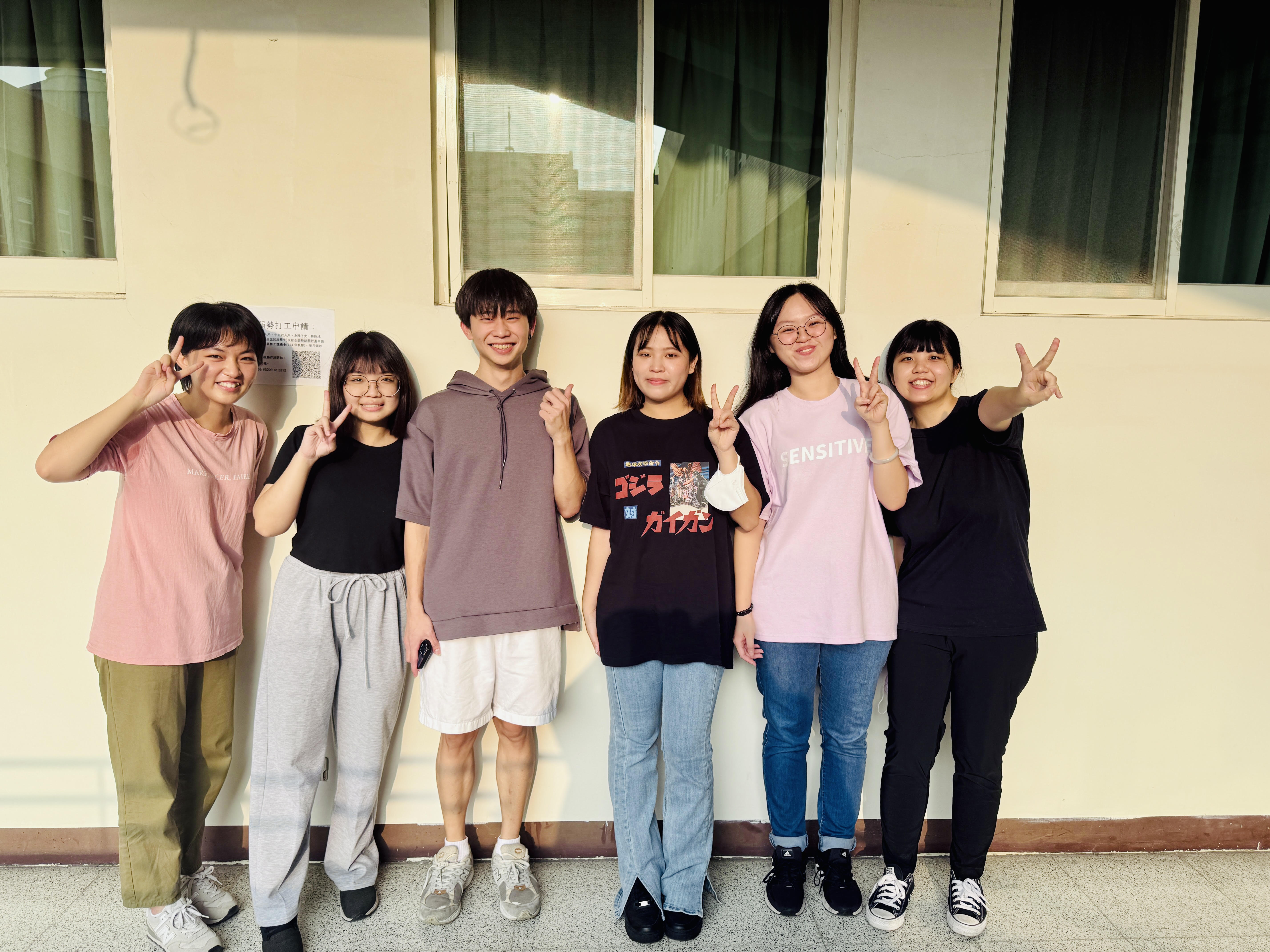 亞大社工系,今年社工師國考通過率高於全國平均。圖為上榜的同學合影。