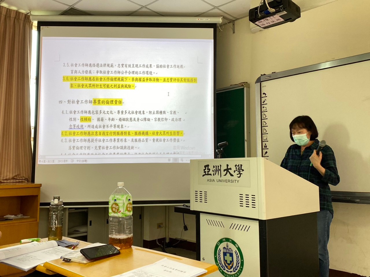 亞大社工系開設國考證照班,輔導同學通過國考。圖為該系洪千惠老師,在社工師證照班上課情形。