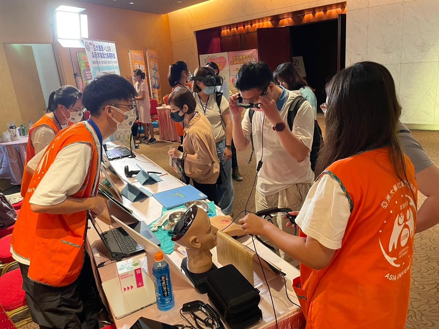 圖為亞大護理學院USR計畫以「AI元宇宙助力長照」為題設展,吸引各界人士諮詢體驗。