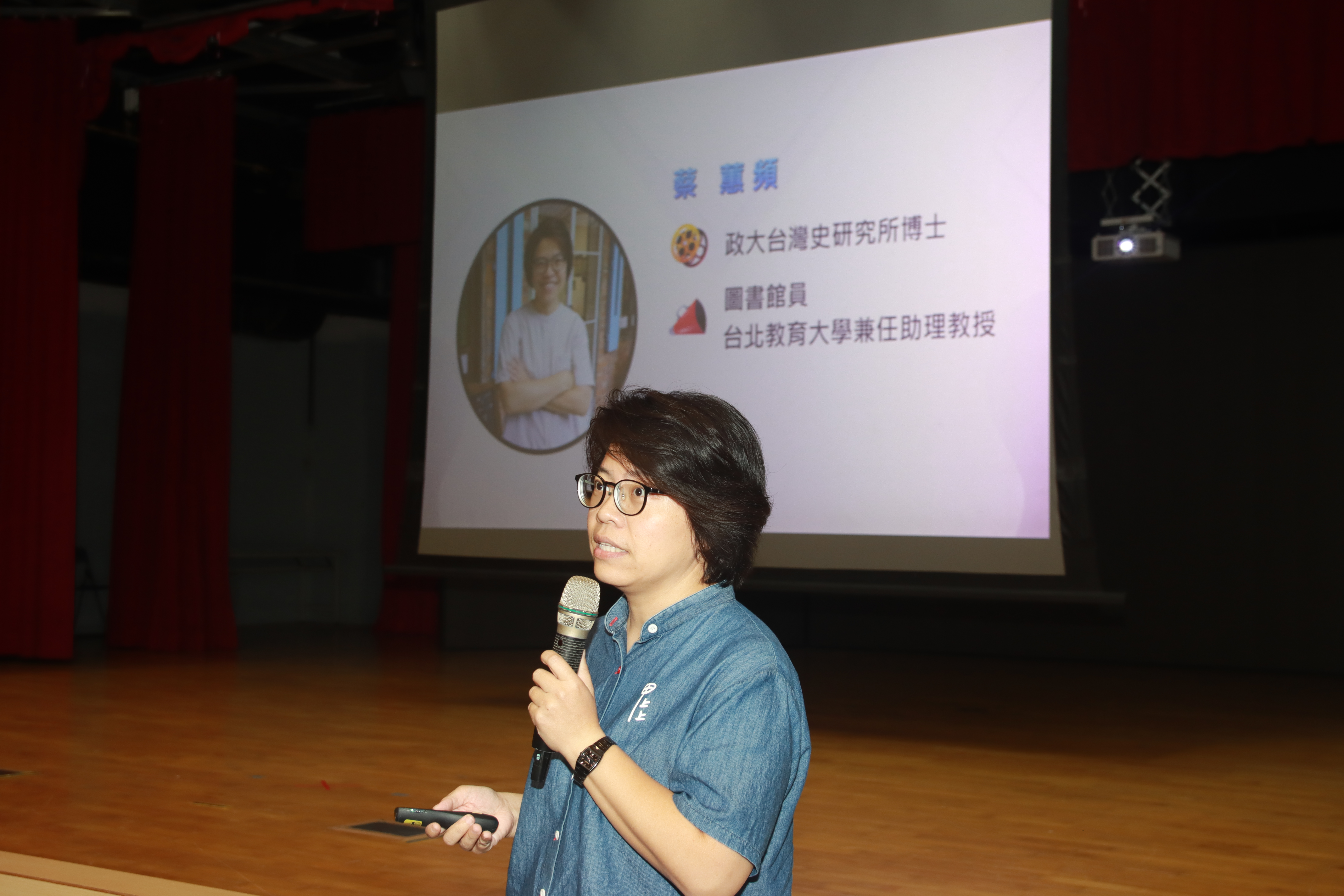圖為台灣文史研究者蔡蕙頻，談《真正有影：藏在電影背後的台灣史》。