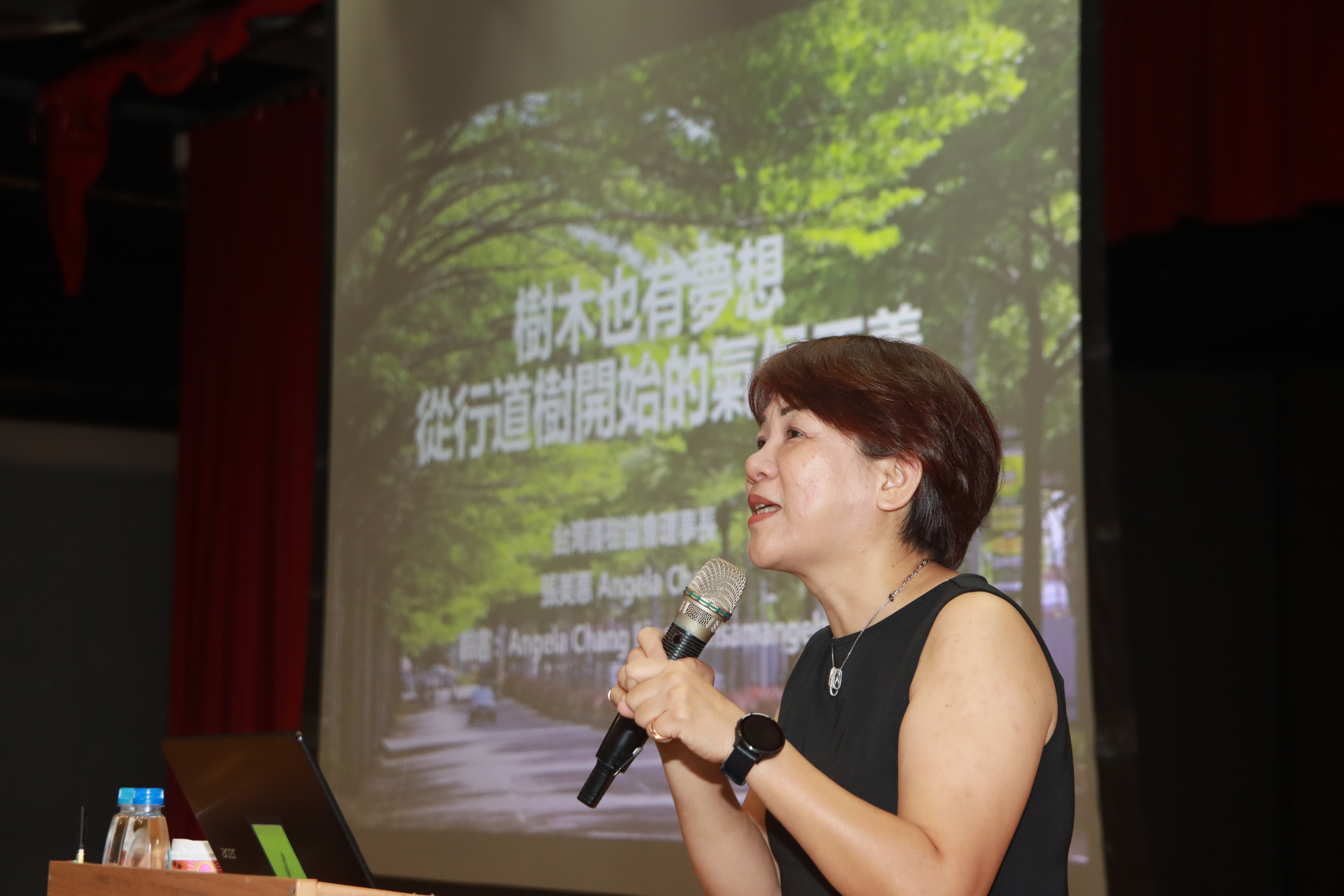 圖為台灣護樹協會理事長張美惠，談《樹木也有夢想：從行道樹開始的氣候正義》。