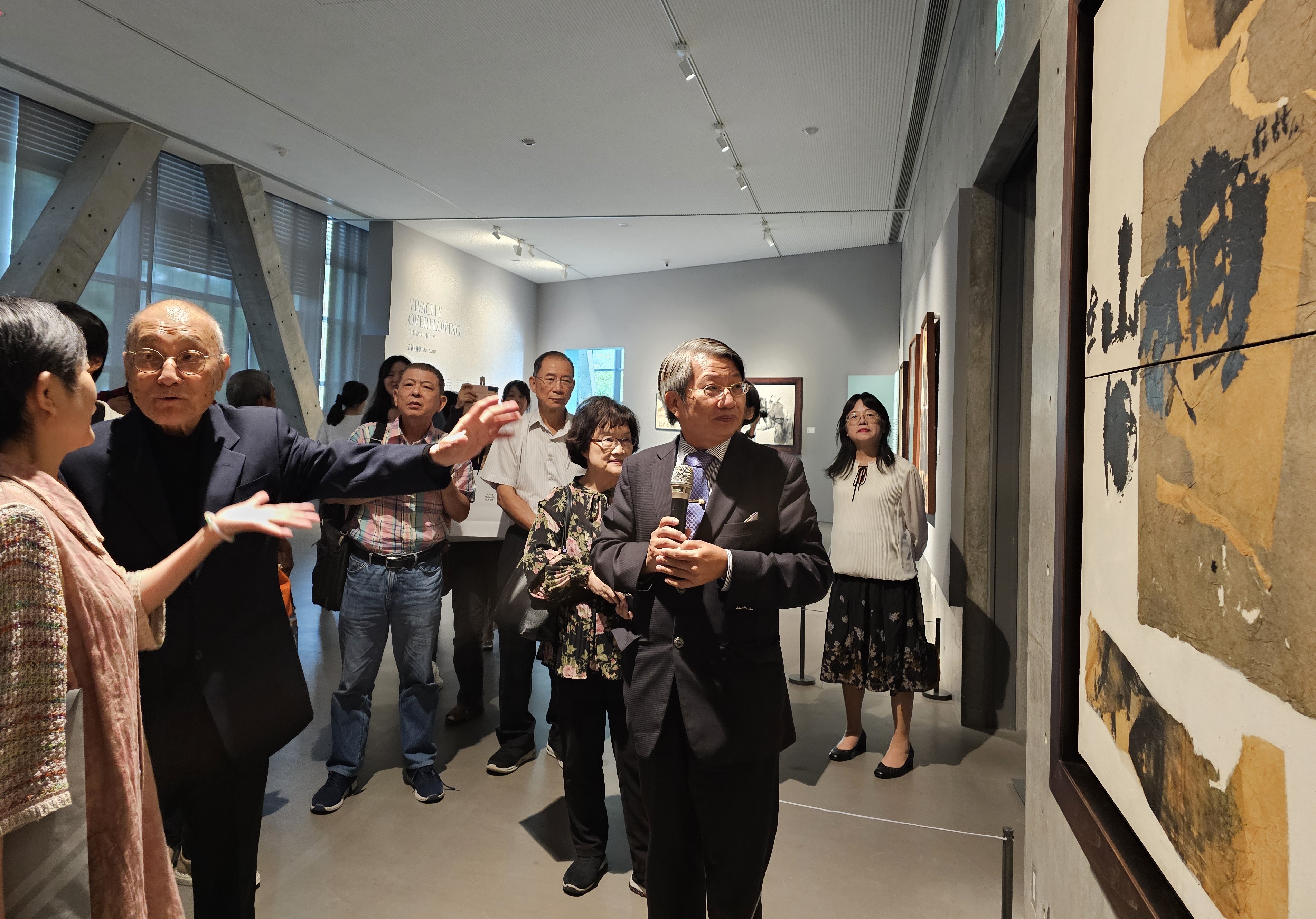 圖為莊喆大師(左2)在特展現場,暢談其創作理念。