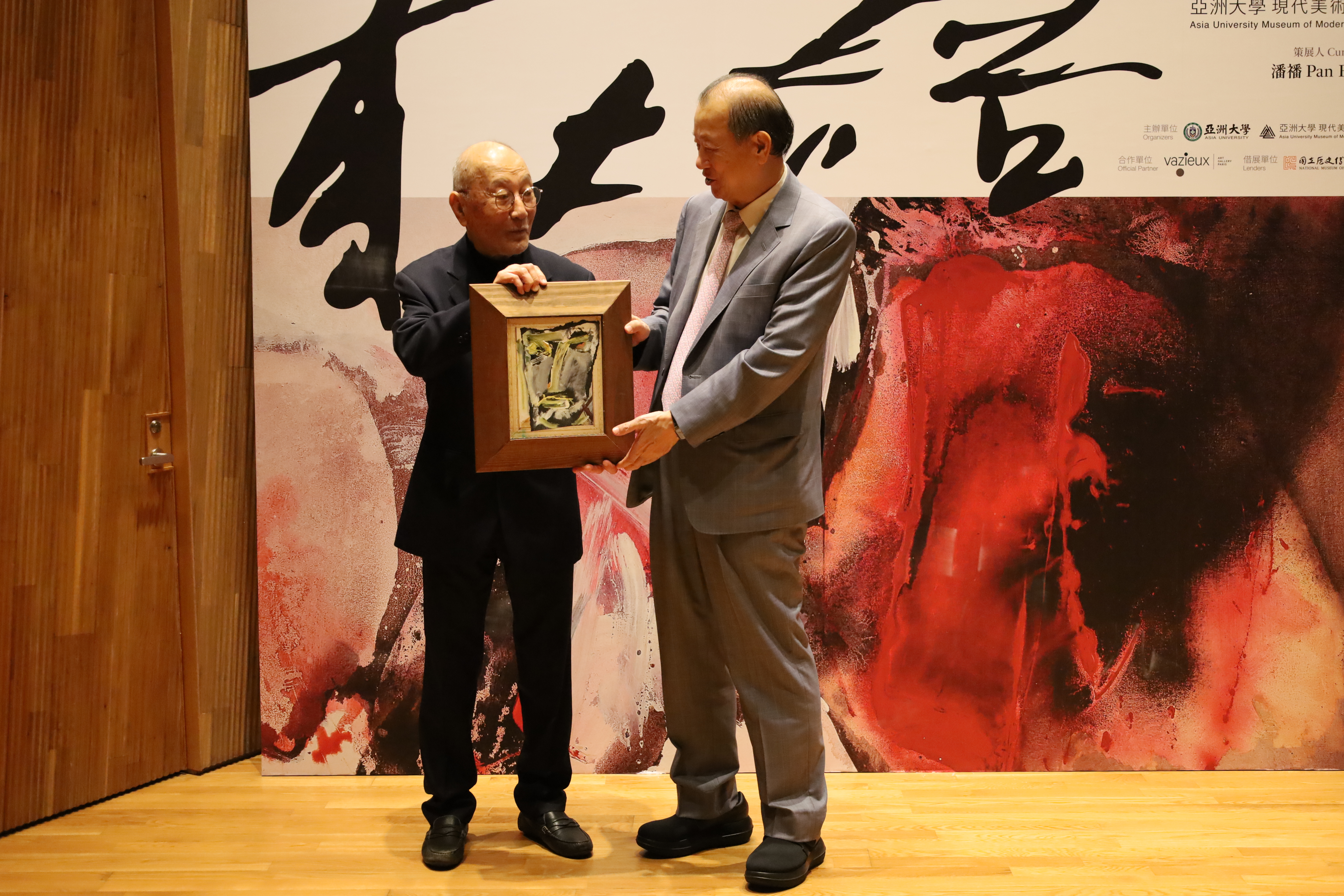 圖為莊喆大師(左)捐贈的《臉相》系列作品，由亞大創辦人蔡長海(右)代表接受。