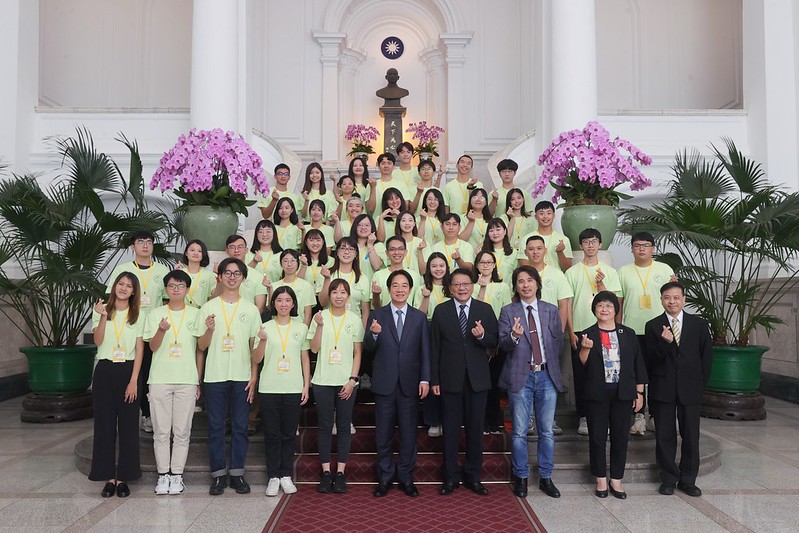 圖為亞大護理系陳靖同學(3排左2),獲邀到總統府,參與「總統接見青年海外和平工作團志工代表」活動。