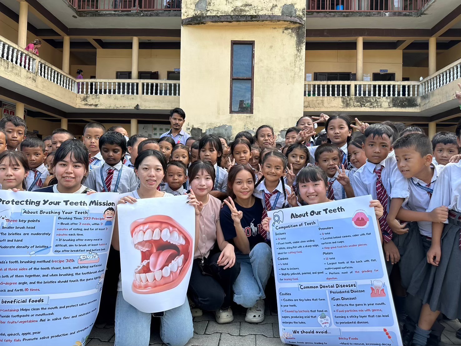 圖為亞大護理系同學,在尼泊爾山區小學衛教牙齒保健,與當地孩童合影。