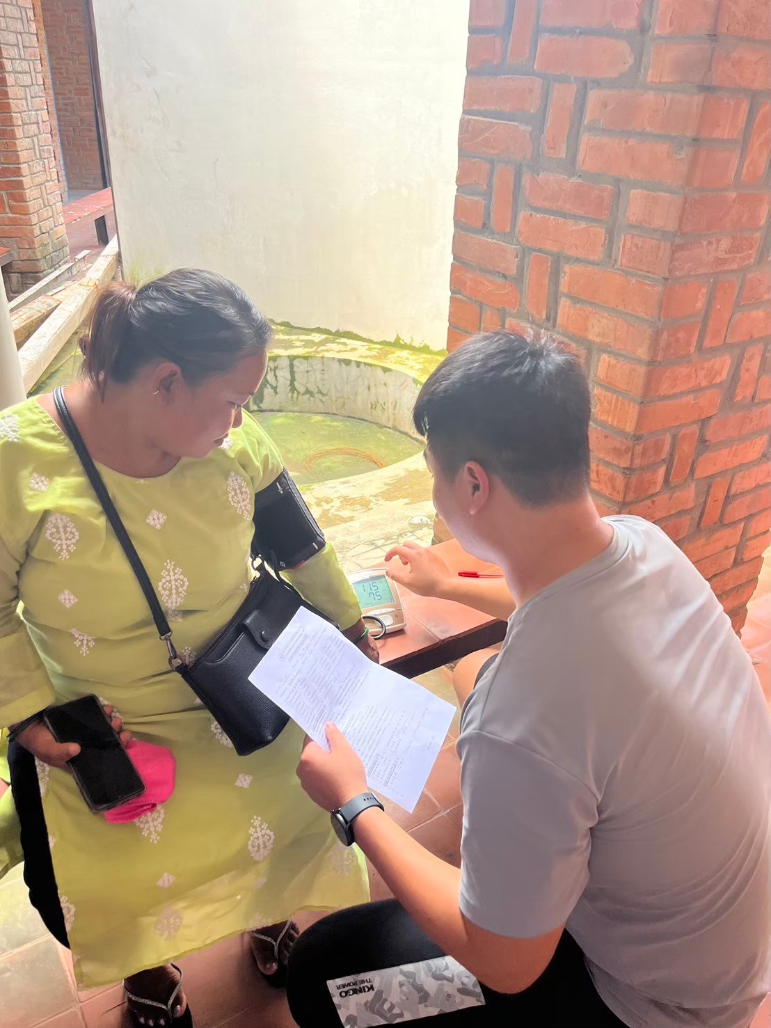 圖為亞大護理系同學,協助為尼泊爾民眾測量生命徵象。