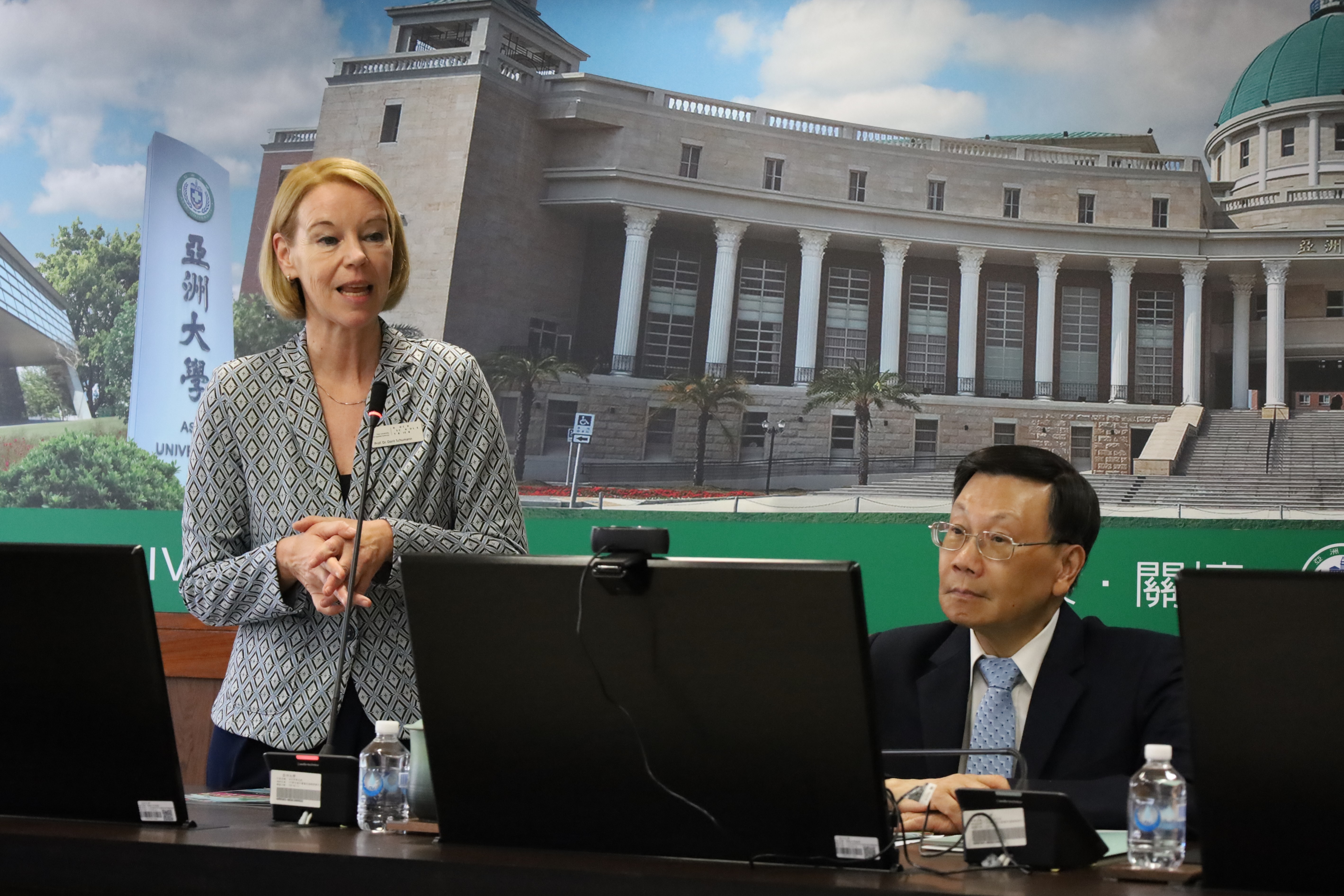 圖為德國特里爾應用科技大學校長Prof. Dr. Dorit Schumann(左)說，透過兩校合作，將促進雙方的學術發展，為學生提供更多國際化學習機會。