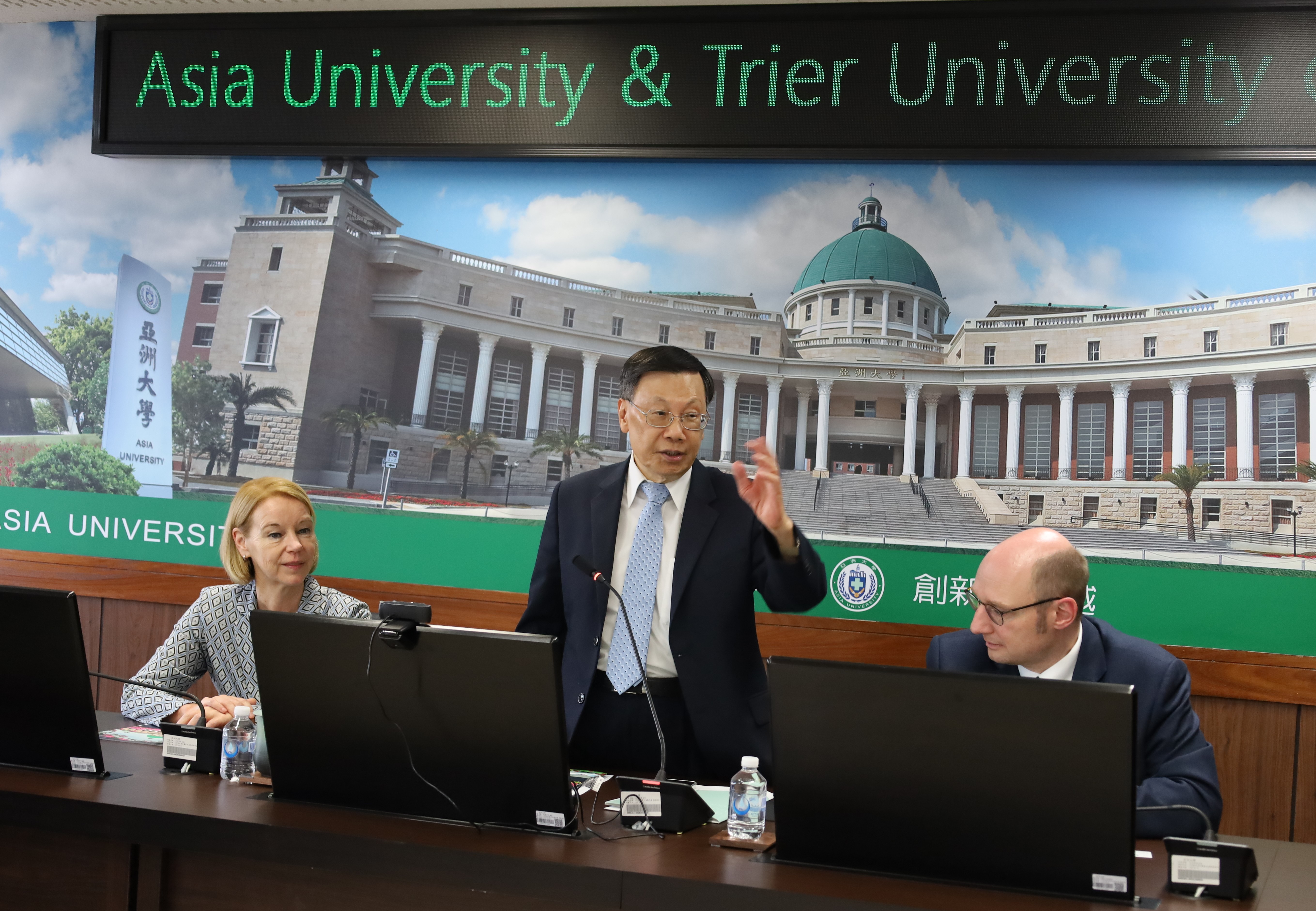 圖為亞大校長蔡進發(中)表示，此次與德國特里爾應用科技大學簽訂MOU，透過雙方協作，相信能推升亞大持續往國際一流大學邁進！