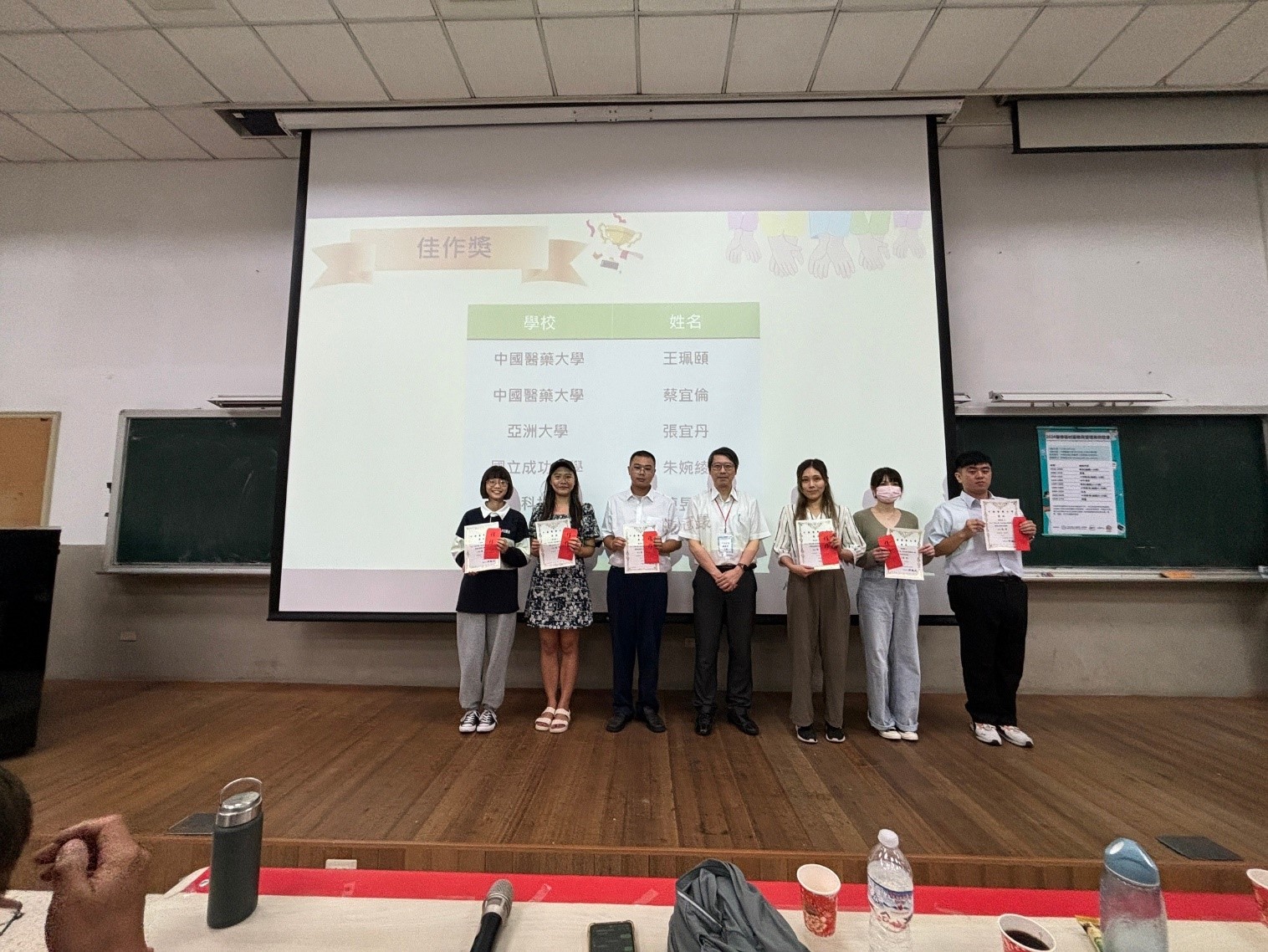 圖為亞大生物資訊與醫學工程學系張宜丹同學(右3),獲「2024全國生物醫學工程實習成果競賽」佳作。