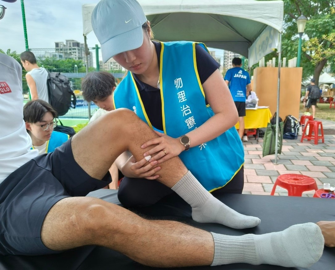 圖為亞大物治系校友,協助提供物治。