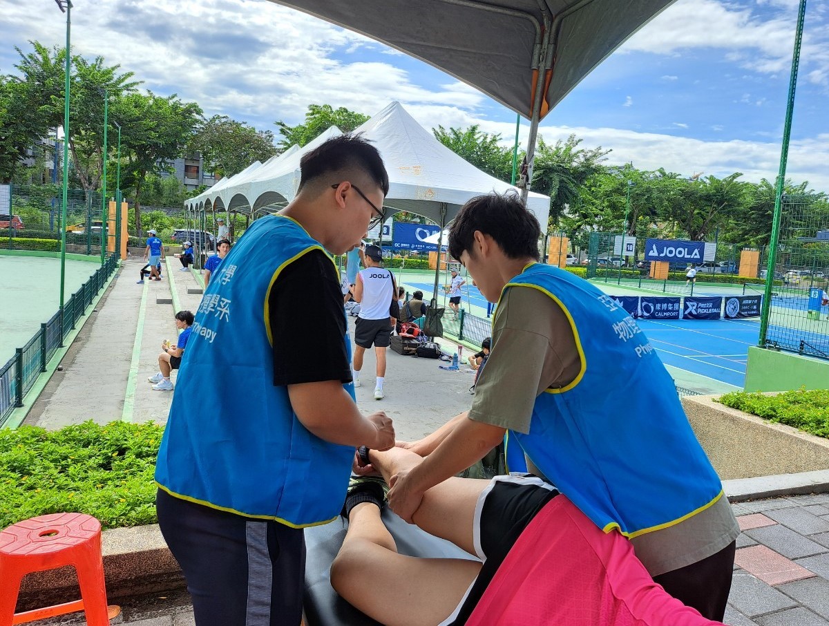 圖為亞大物治系同學,協助選手運動防護。