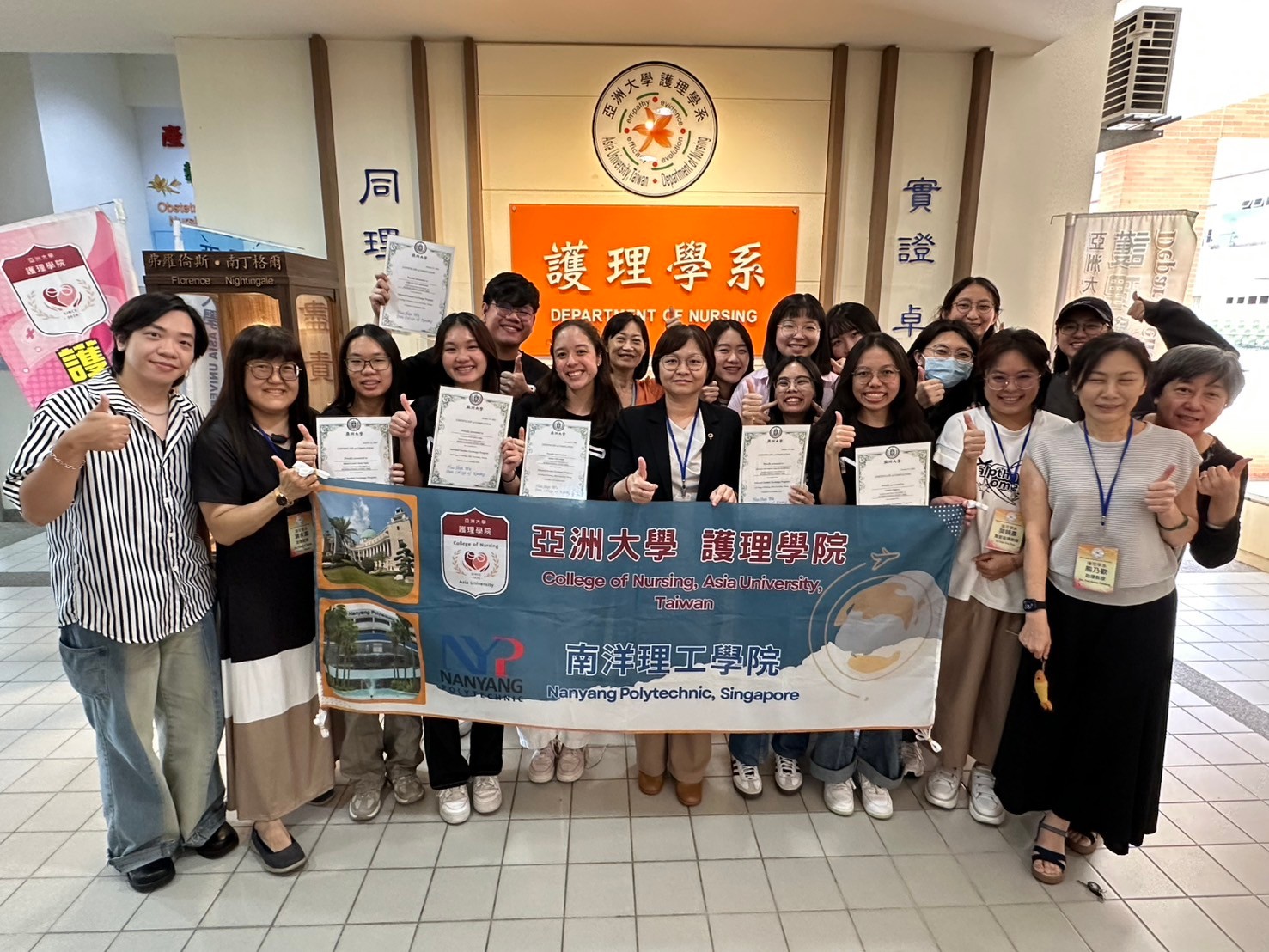 圖為亞大護理學院長吳樺姍(前排左6)頒發結業證書,給新加坡南洋理工學院6位同學合影。