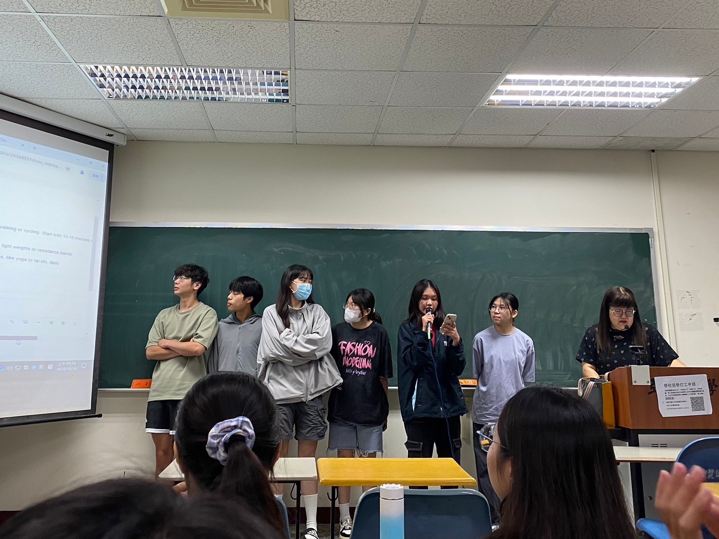 圖為新加坡南洋理工學院同學,在亞大護理系的「跨文化護理」全英語課程(EMI),並上台報告。