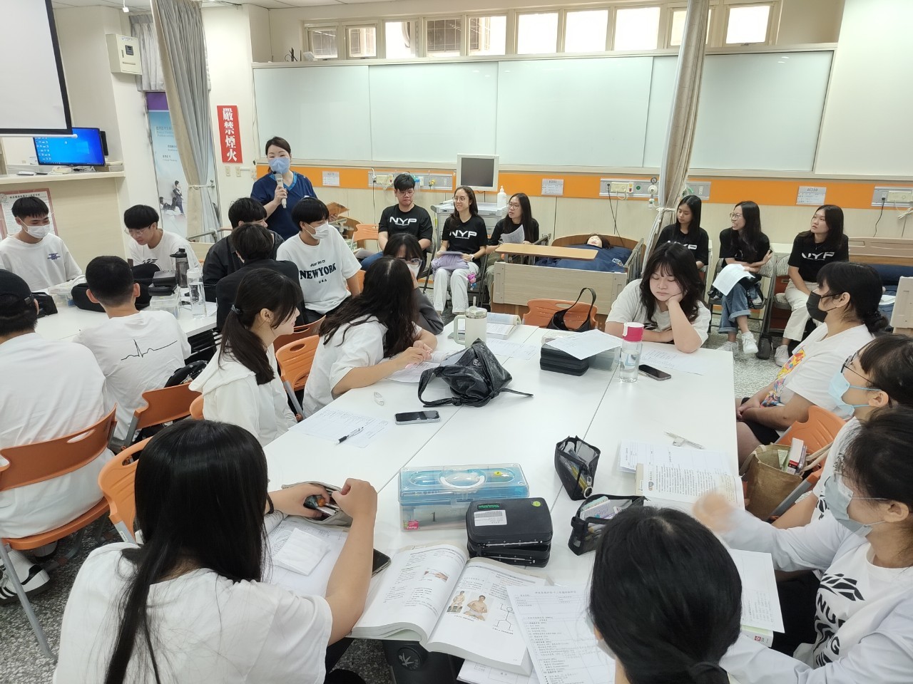圖為新加坡南洋理工學院同學,來亞大護理系的身體檢查與評估實作課程。