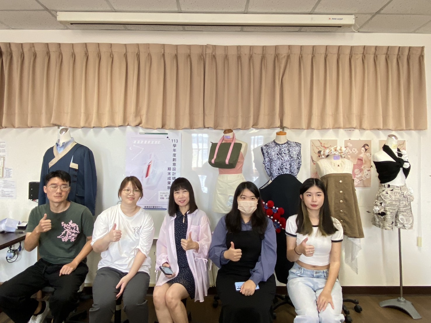 圖為亞大創意設計精實輔導班,時尚系師生合影。