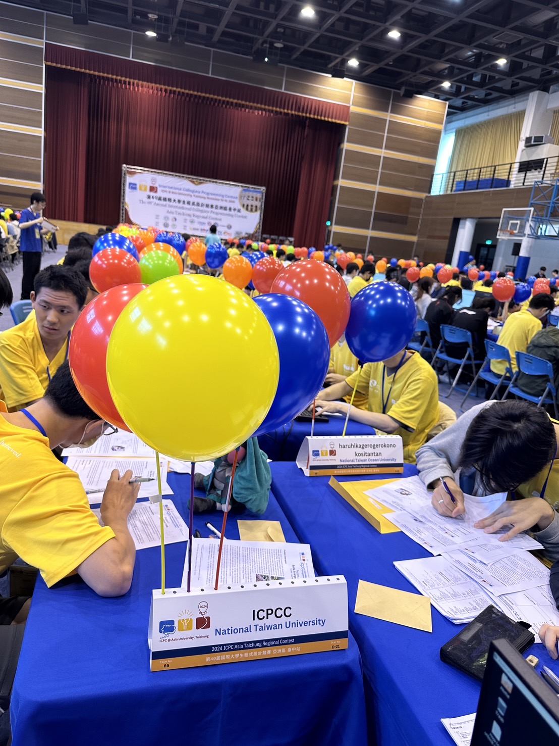 圖為來自各國的競賽選手,全神貫注投入撰寫程式。