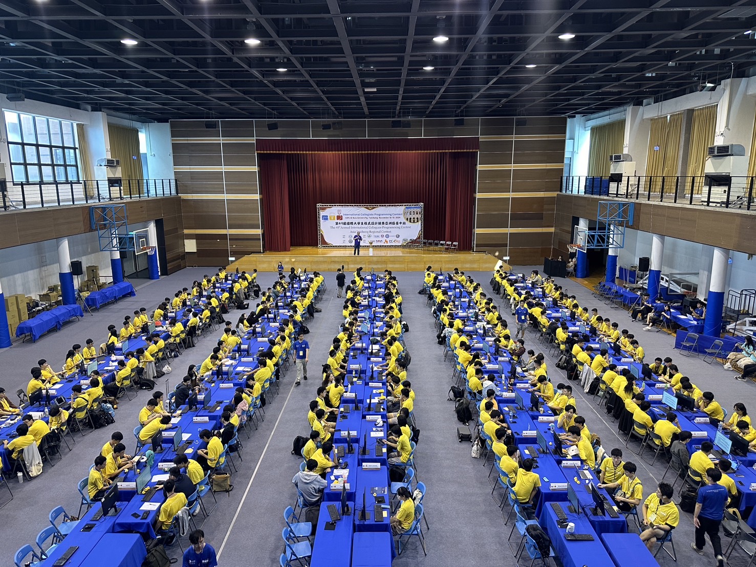 圖為「2024國際大學生程式設計競賽」(ICPC),在亞大羅馬競技場體育館盛大舉行。