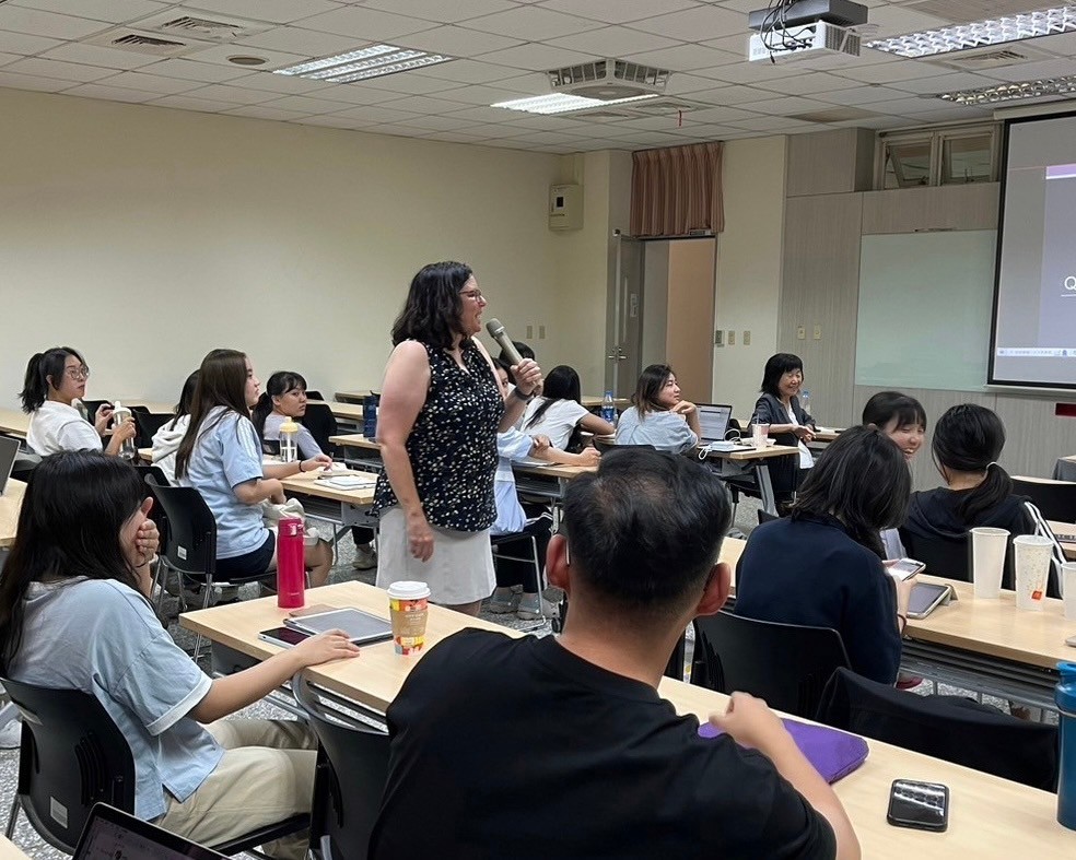 圖為國際著名神經性言語障礙學者Huber教授(站立者),談巴金森氏病患言語障礙特性及治療策略。