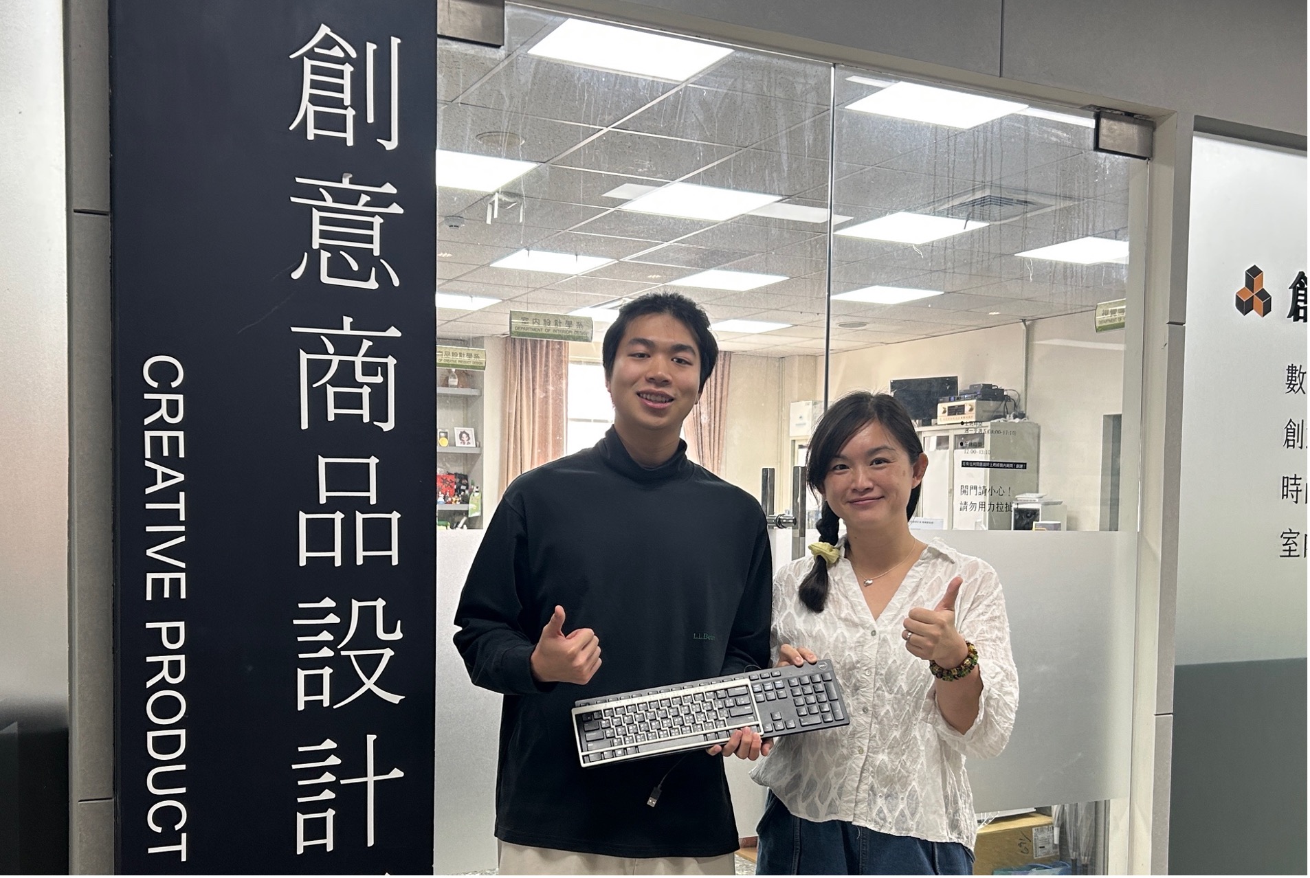 圖為亞大商設系李登翔同學(左),和指導老師王靜儀合影。