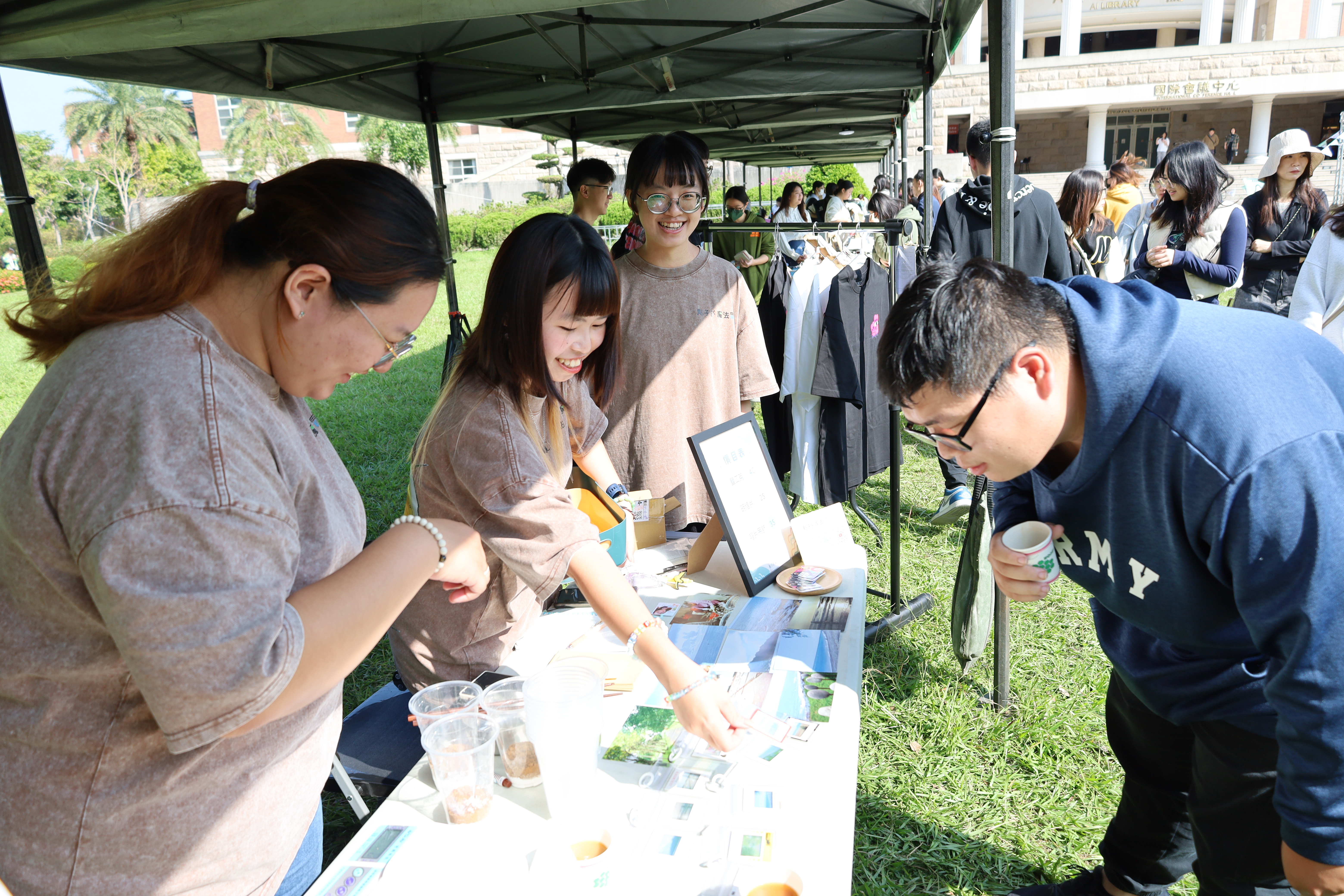 圖為亞大資傳系同學，將製作畢業專題下鄉所學會的「鹽工茶」，在現場販售。