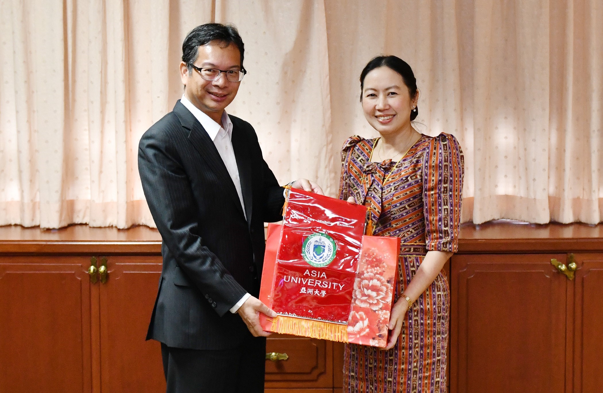 圖二:圖為亞大國際長歐仁和(左),與素羅娜麗科技大學理學院長Santi(右)交流。