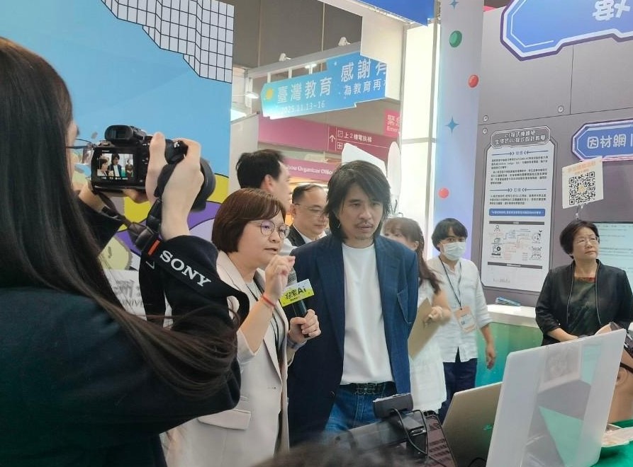 圖為亞大護理學院長吳樺姍(左2),向教育部政務次長葉丙成(左3)介紹該院的執行成果。