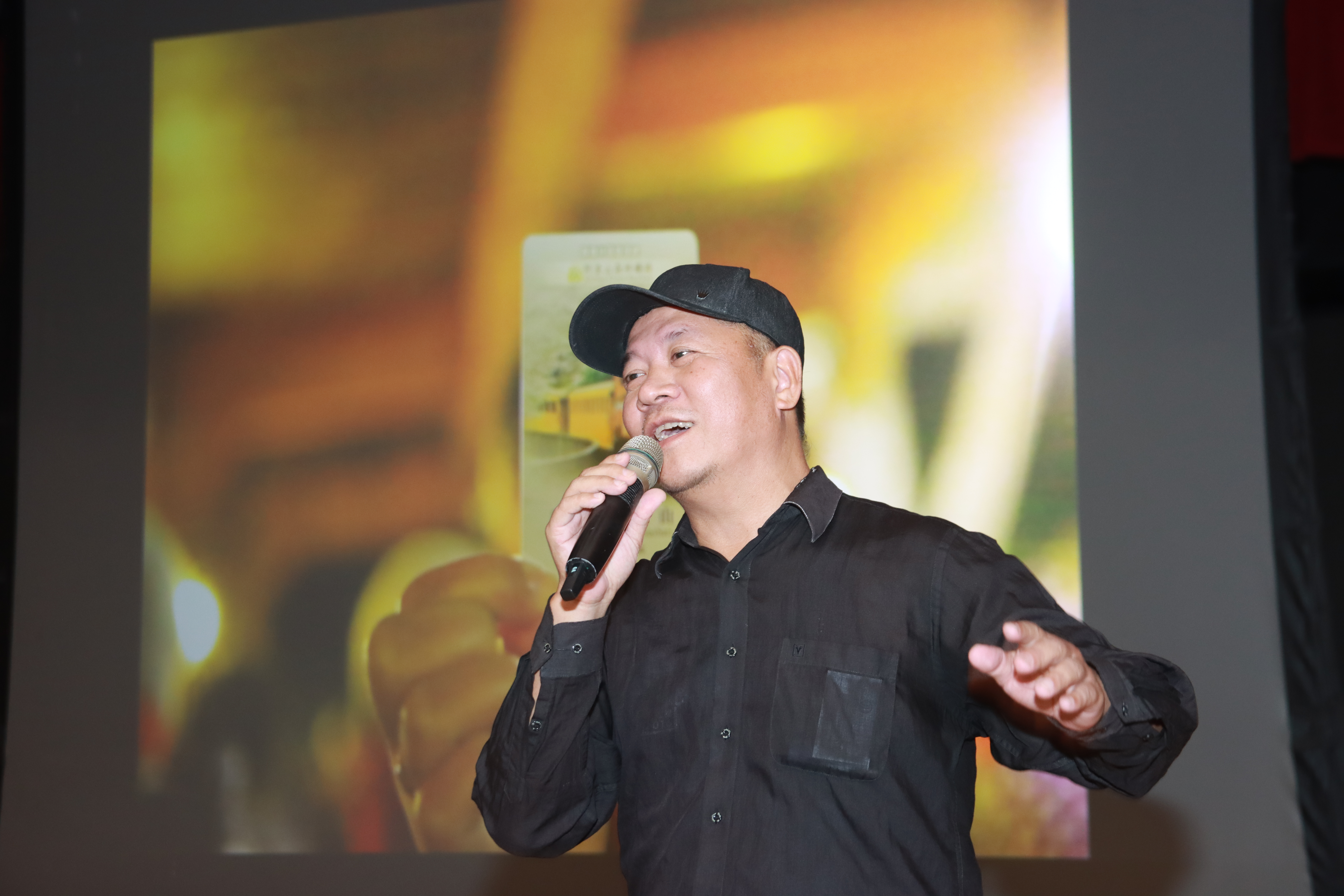 圖為「美國葛萊美獎」的最佳唱片包裝設計獎得主蕭青陽，分享個人創作歷程。