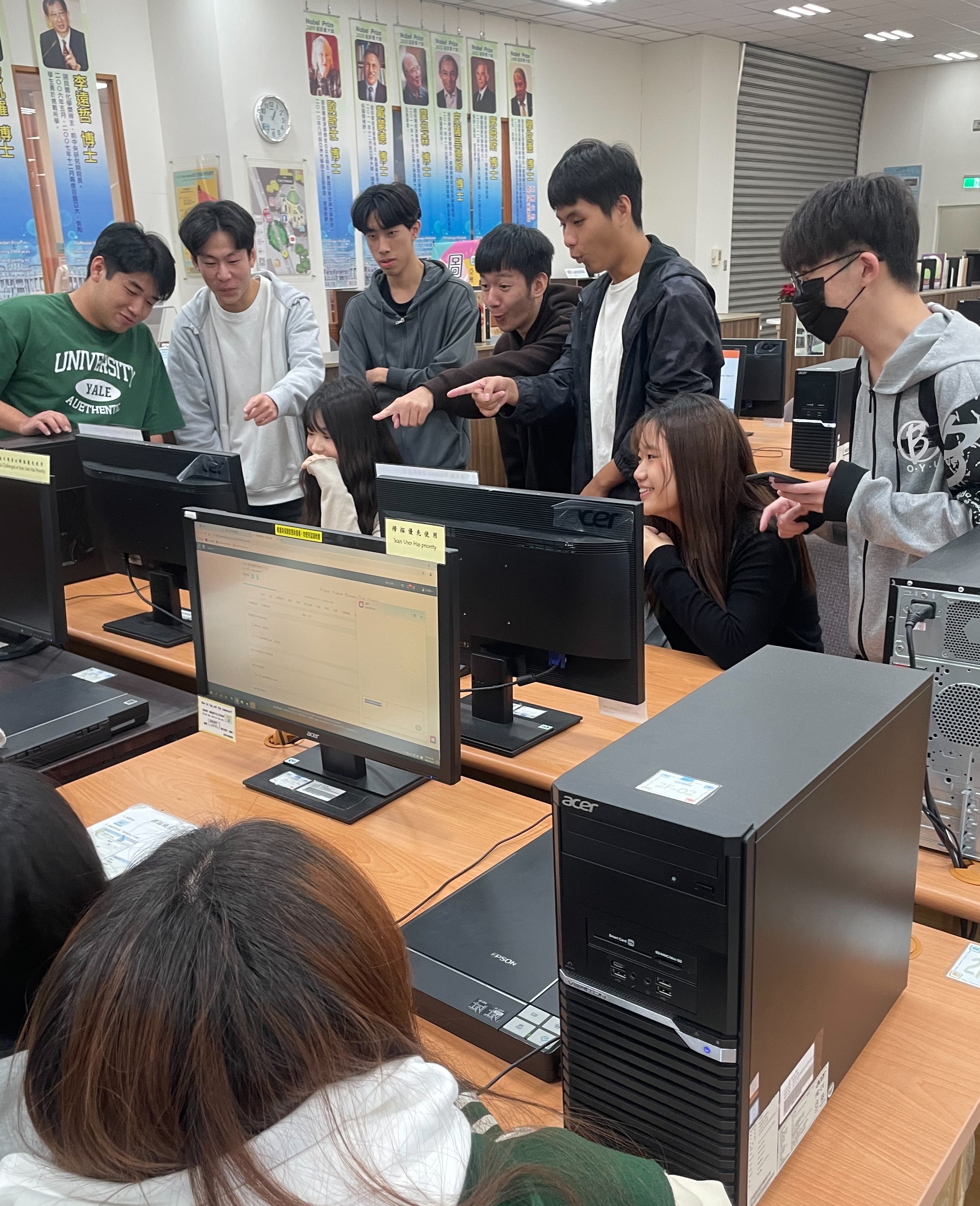 圖為亞大同學聚在一起,練習智慧會創課系統。