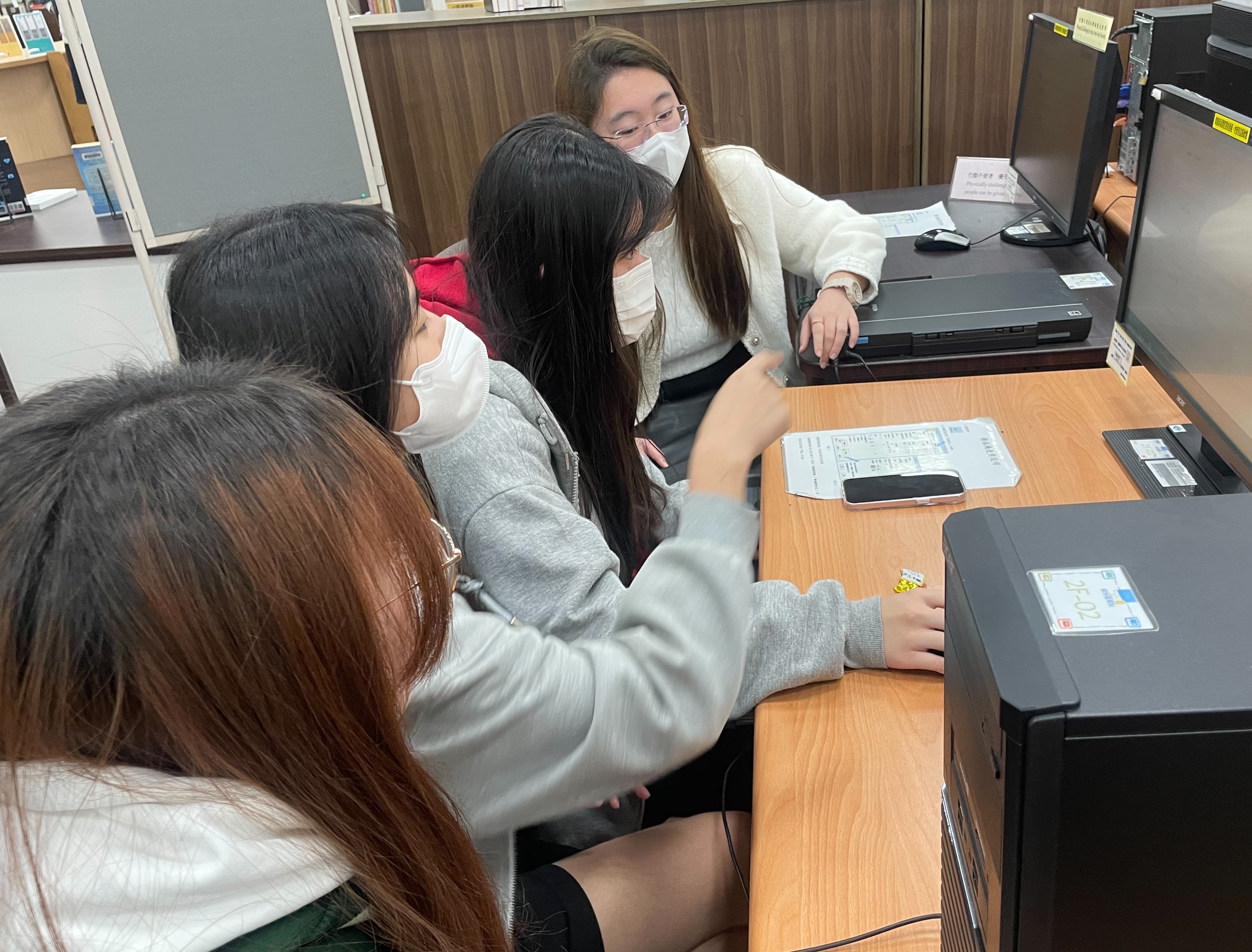圖為亞大同學討論,如何請「虛擬助教」解答。
