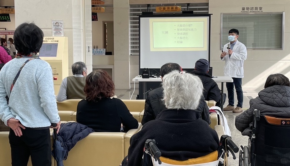 圖為亞大附屬醫院臨床心理中心主任葉品陽(右),為醫院就診者舉辦失智症相關講座。
