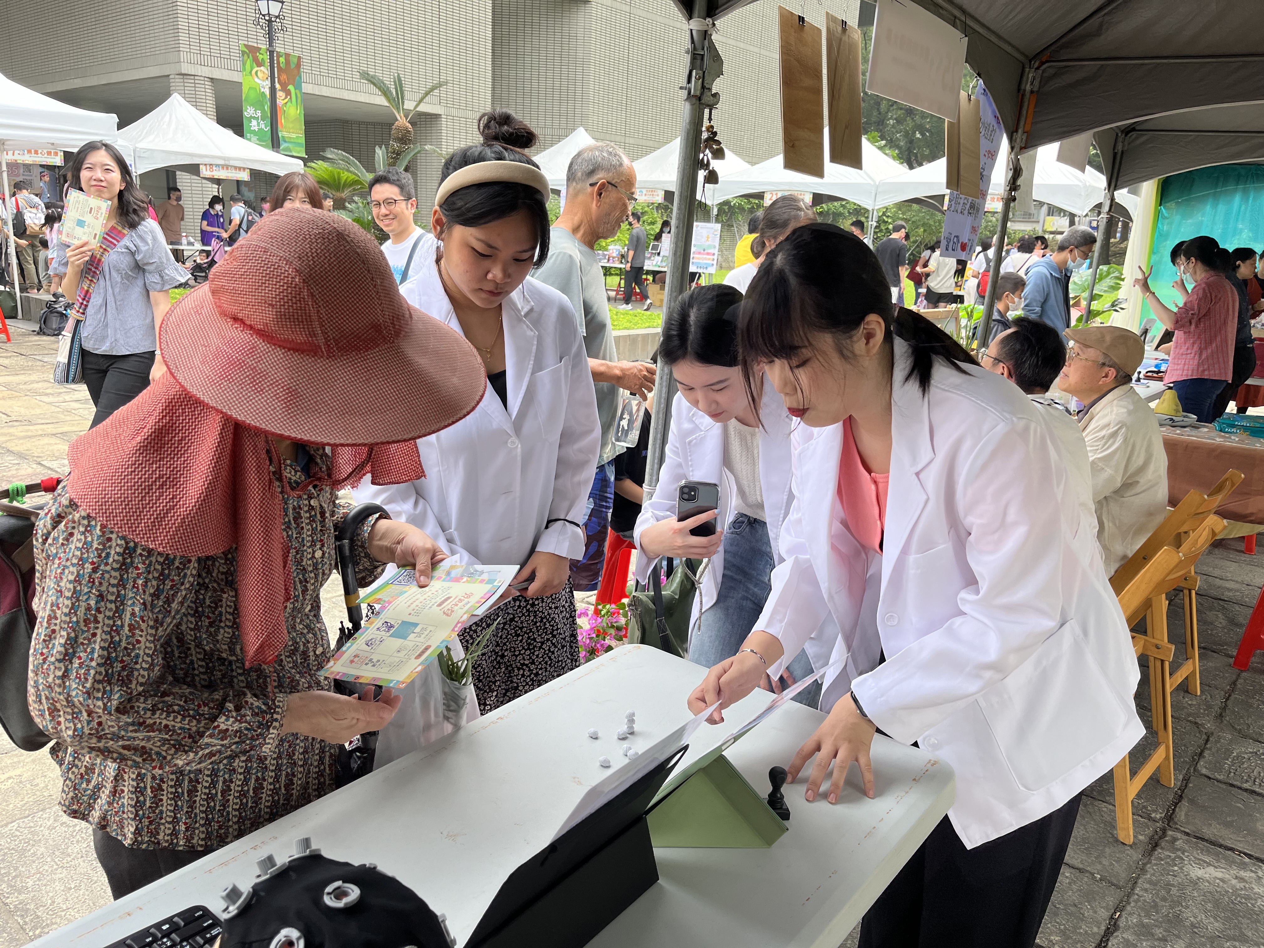 圖為亞大心理系臨床心理組師生深入社區,為心智疾患及家屬提供心理支持與長照諮詢。