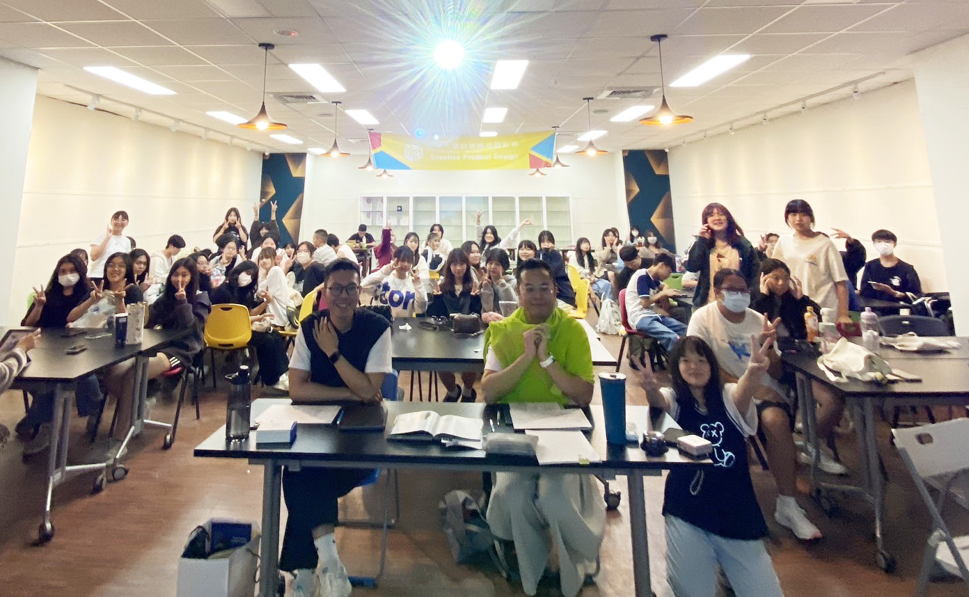 圖為亞大商設系「設計風格主義暨文創衍生商品提案」報告,師生合影。