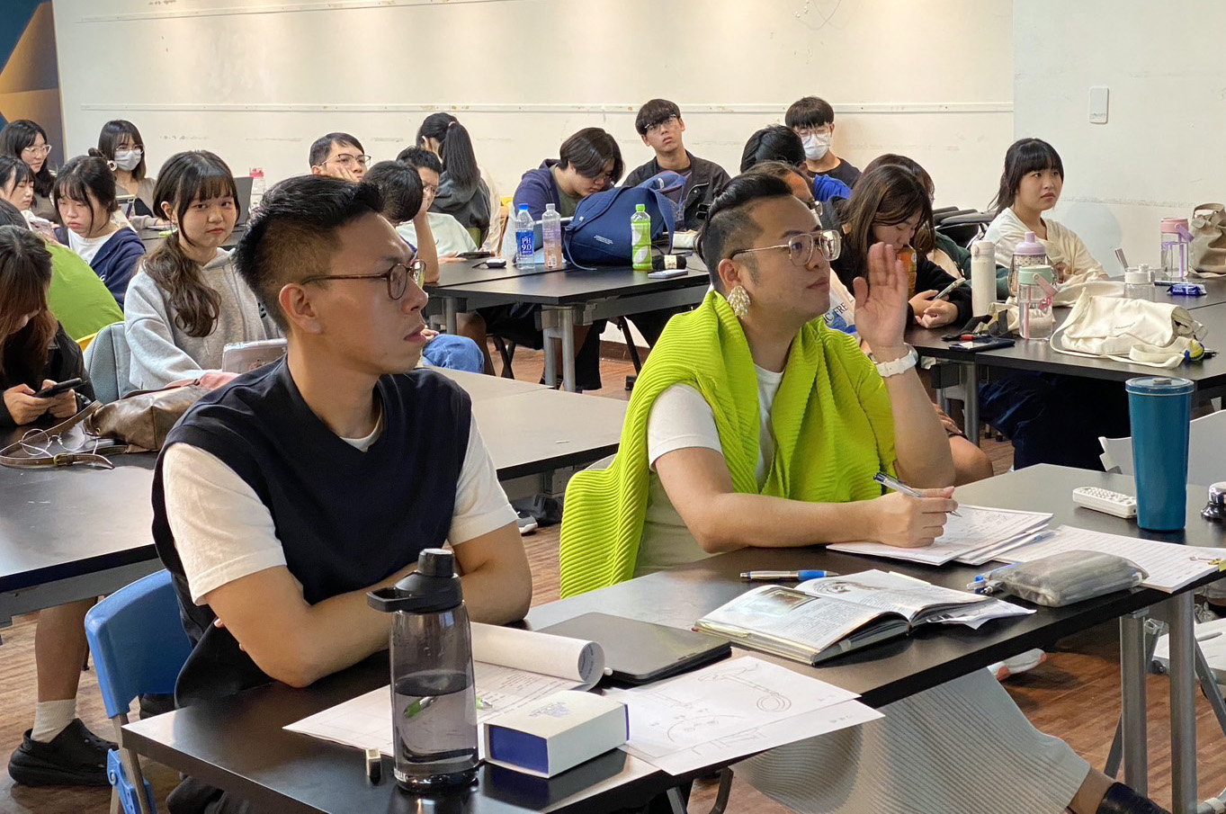 圖為商設系黃致豪老師 (右) 、花龍數位企劃公司林文中設計師 (左),在提案報告中給予同學意見。