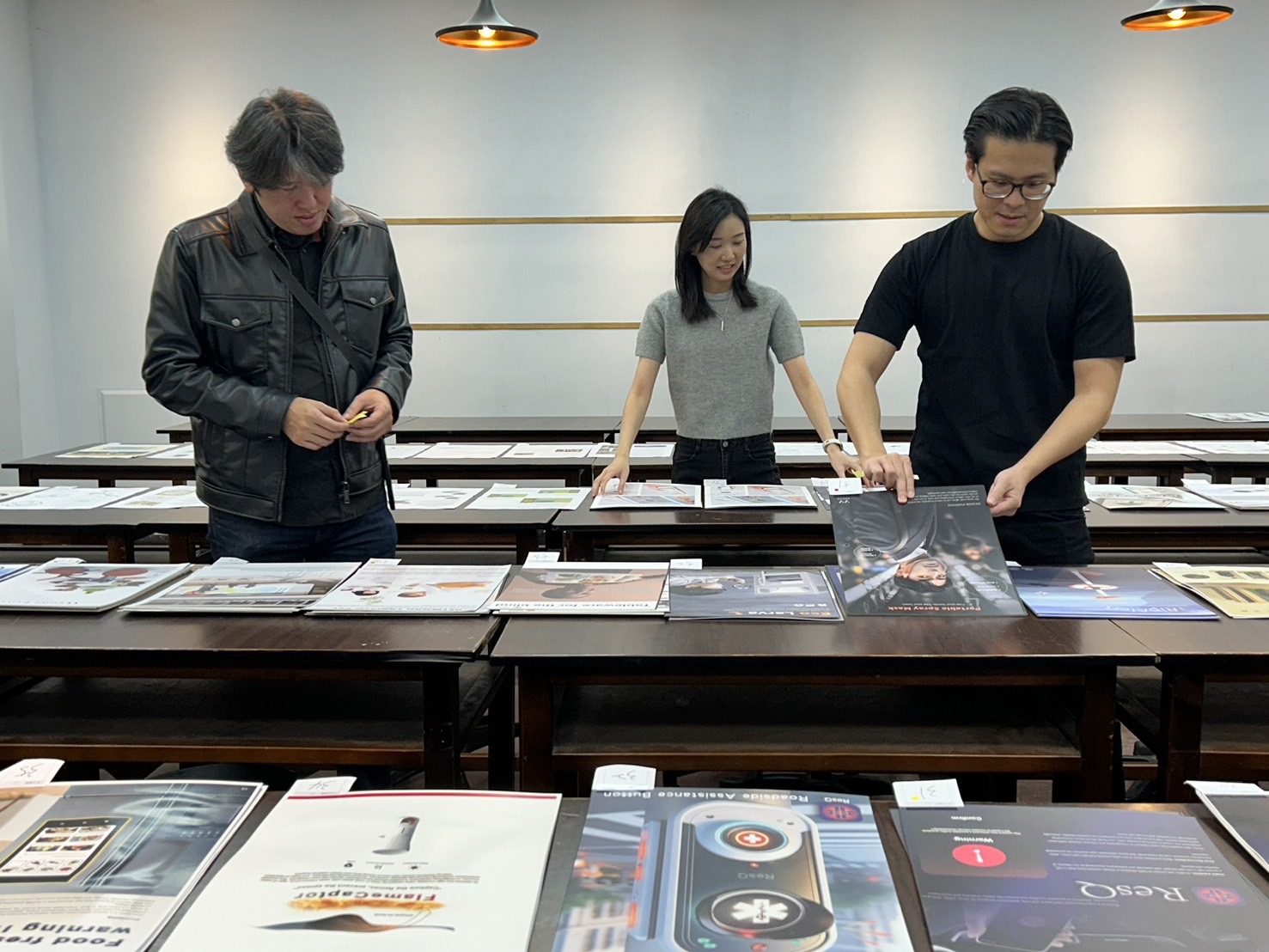 圖為(由右而左)台科大陳彥廷教授、設計懶人包吳品潔設計師、明志科大李鍇朮教授,審查亞大設計學院預計參加「2025紅點概念獎」作品。