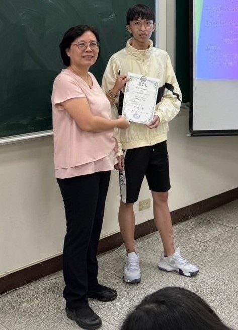 圖為亞大會資系主任陳瓊燕(左),頒獎給鄭子瀚校友(右)。