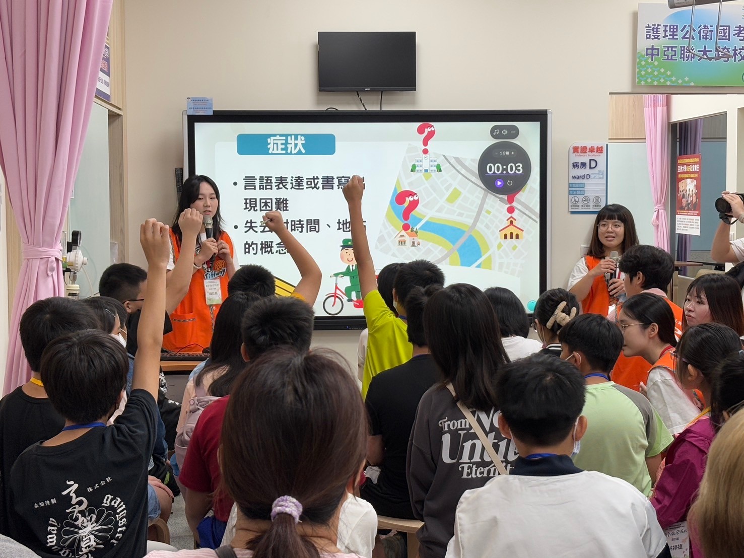 圖為亞大護理系同學擔任衛教小老師,自製適合國中小同學的衛教簡報。