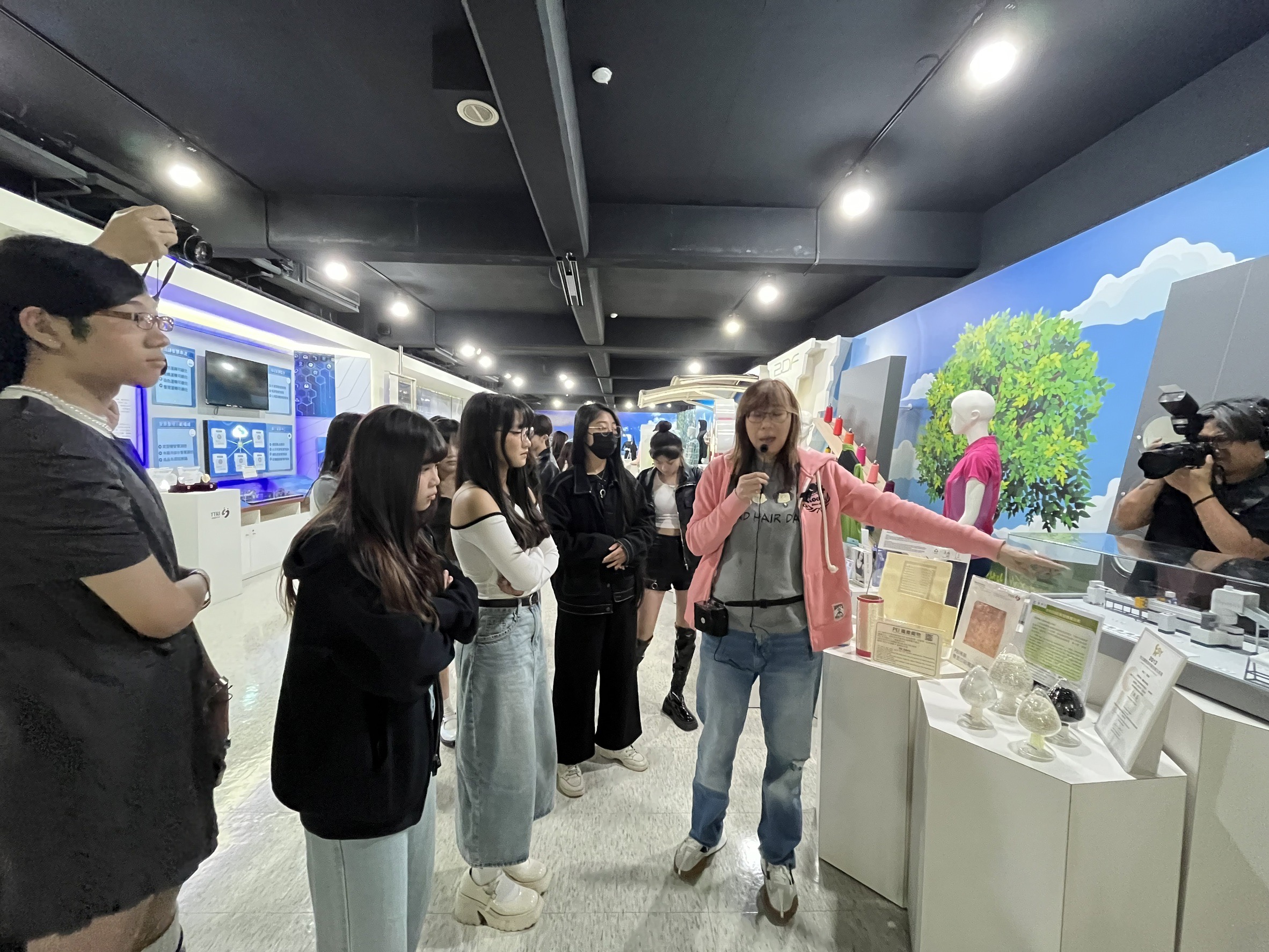 圖為紡織所專員,為同學解說纖維紗線製程。