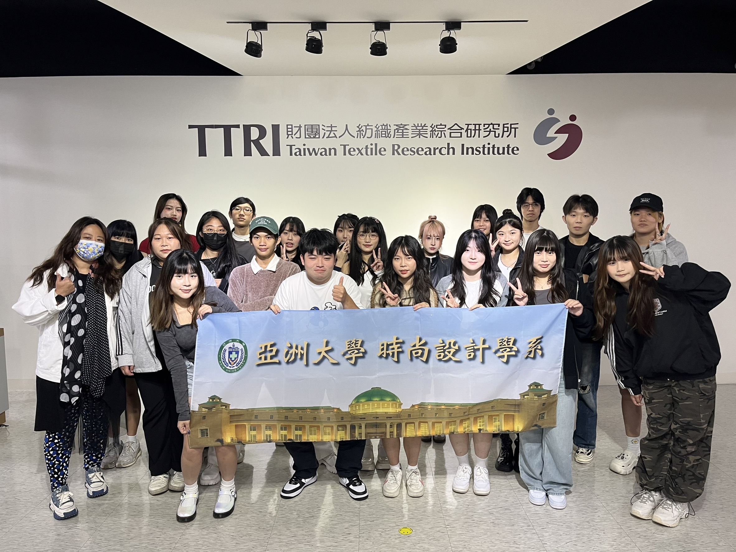 圖為亞大時尚系師生,在紡織所參訪合影。