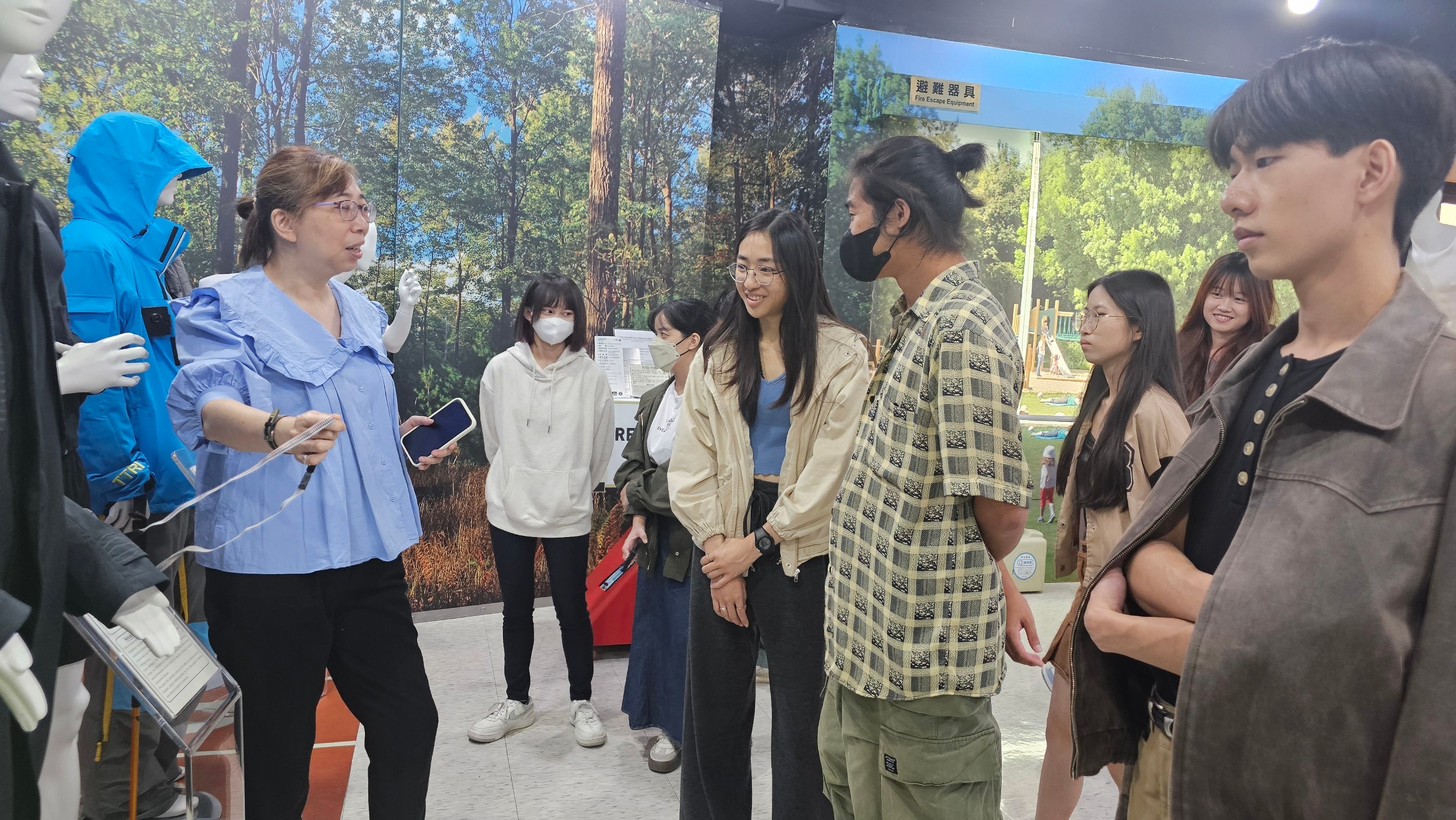 圖為紡織所專員,為同學解說功能性紡織品及服飾應用。