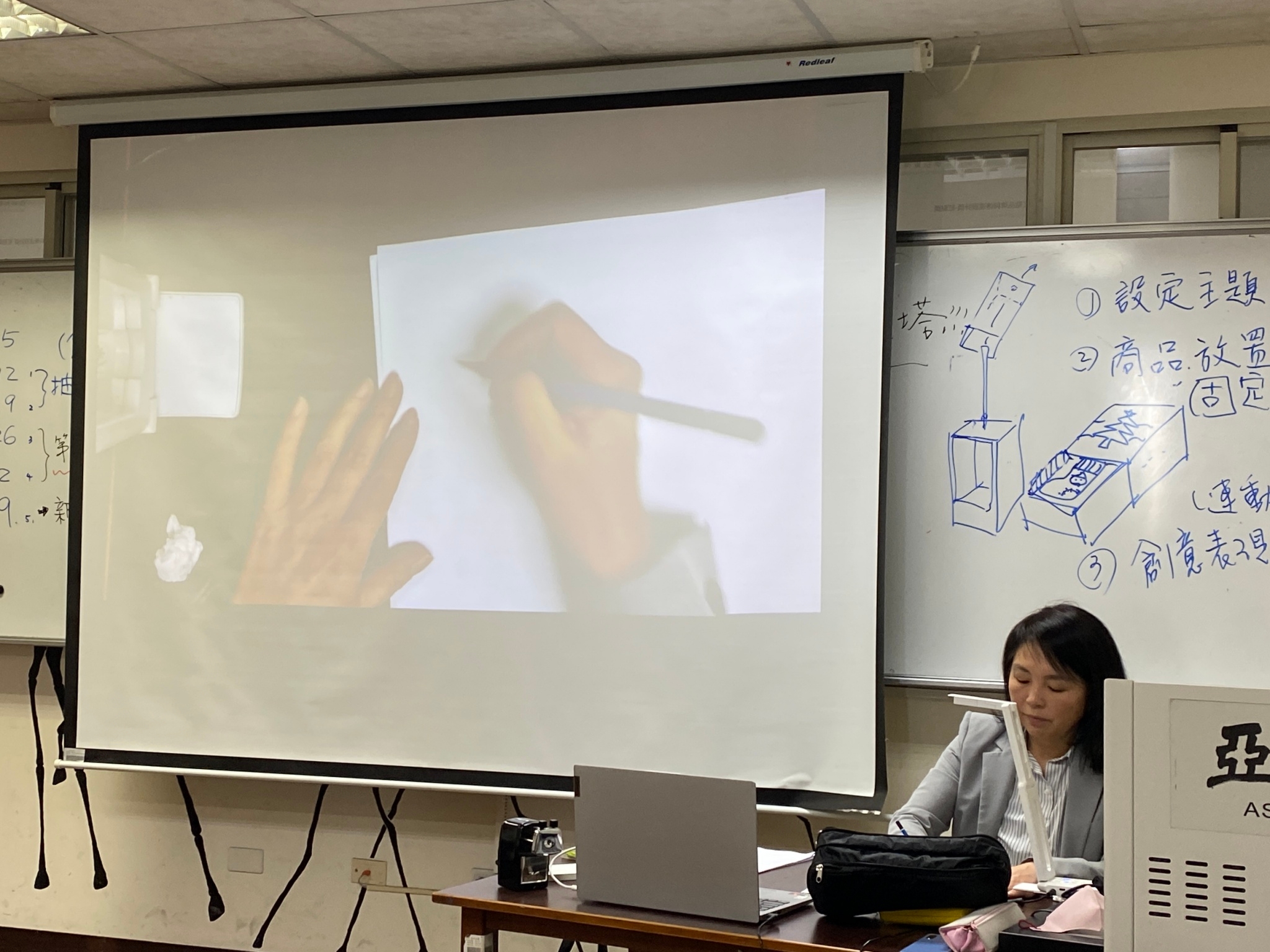 圖為淺井香織老師示範繪畫技巧。
