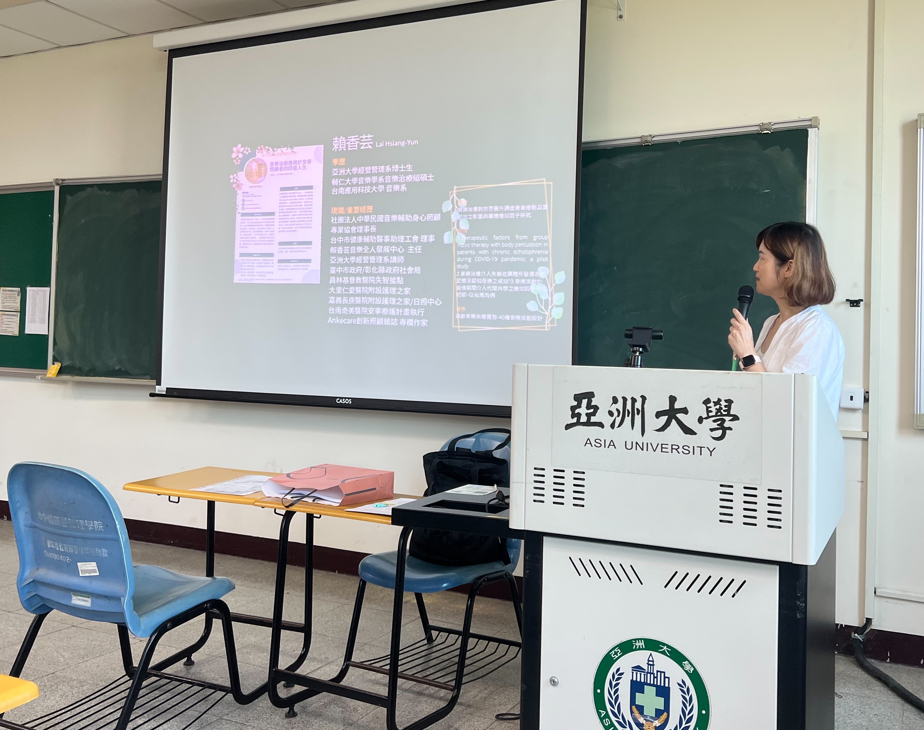 圖為中華民國音樂輔助身心照顧專業協會理事長賴香芸,教導音樂輔療的基礎理論。