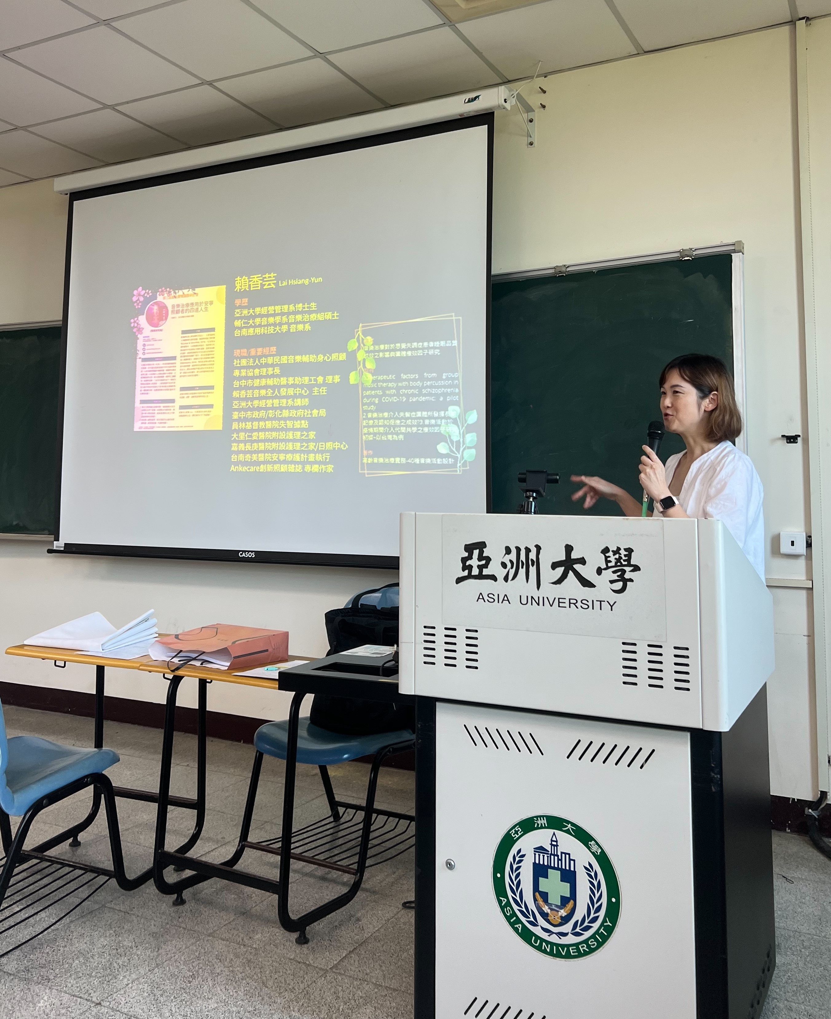 圖為中華民國音樂輔助身心照顧專業協會理事長賴香芸,介紹音樂在情緒調節、焦慮減輕的原理。
