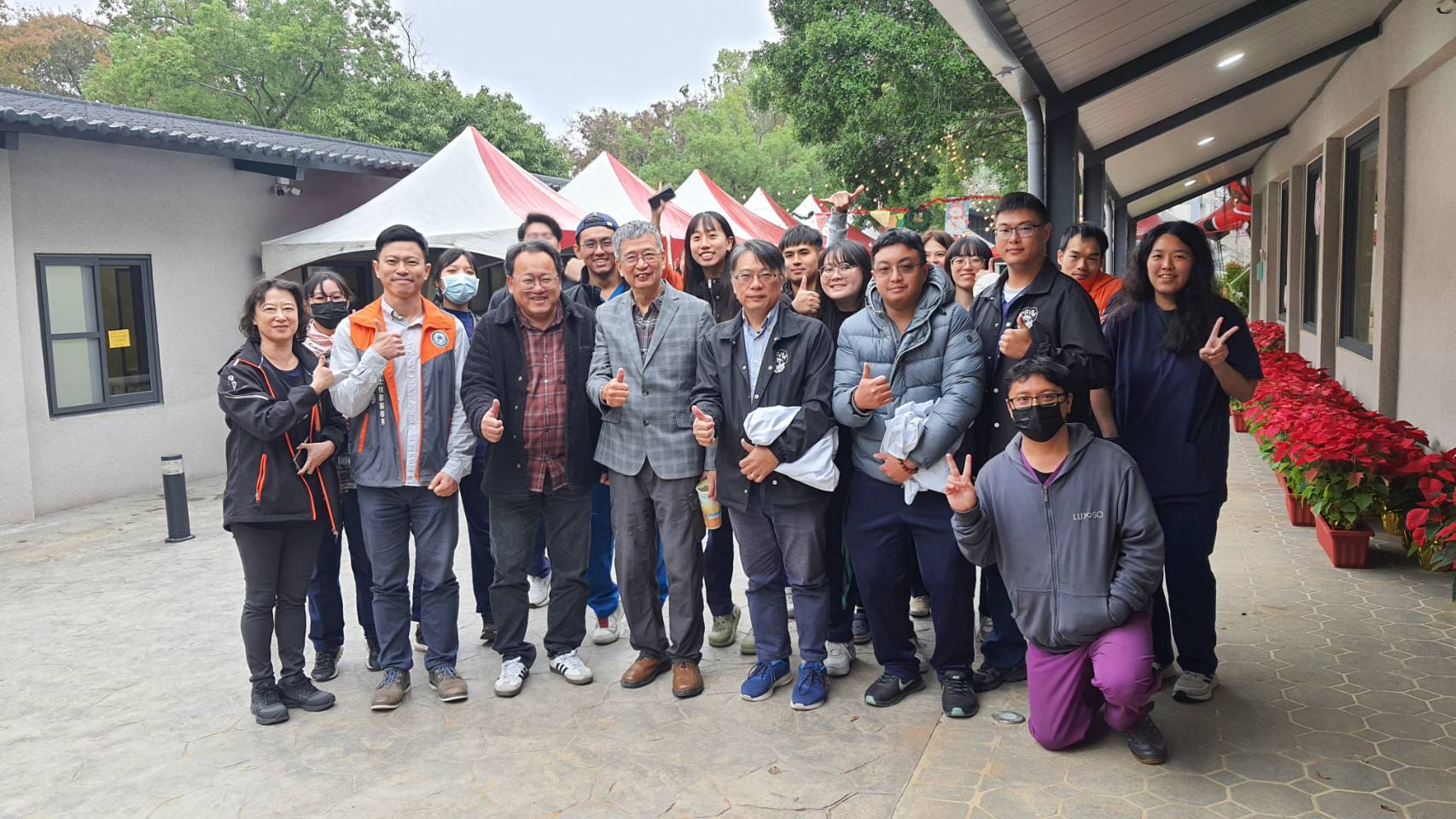 圖為桃園市政府動物保護處長王得吉(左3)、亞洲大學學士後獸醫系主任黃元勵(左2)、亞大師生團隊合影。